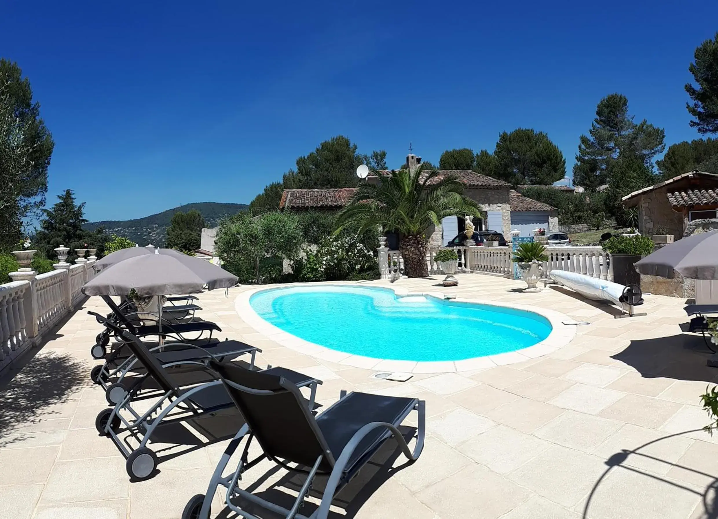 Gîte LES PINS climatisé piscine jardin parking Gîte LES PINS climatisé piscine jardin parking
