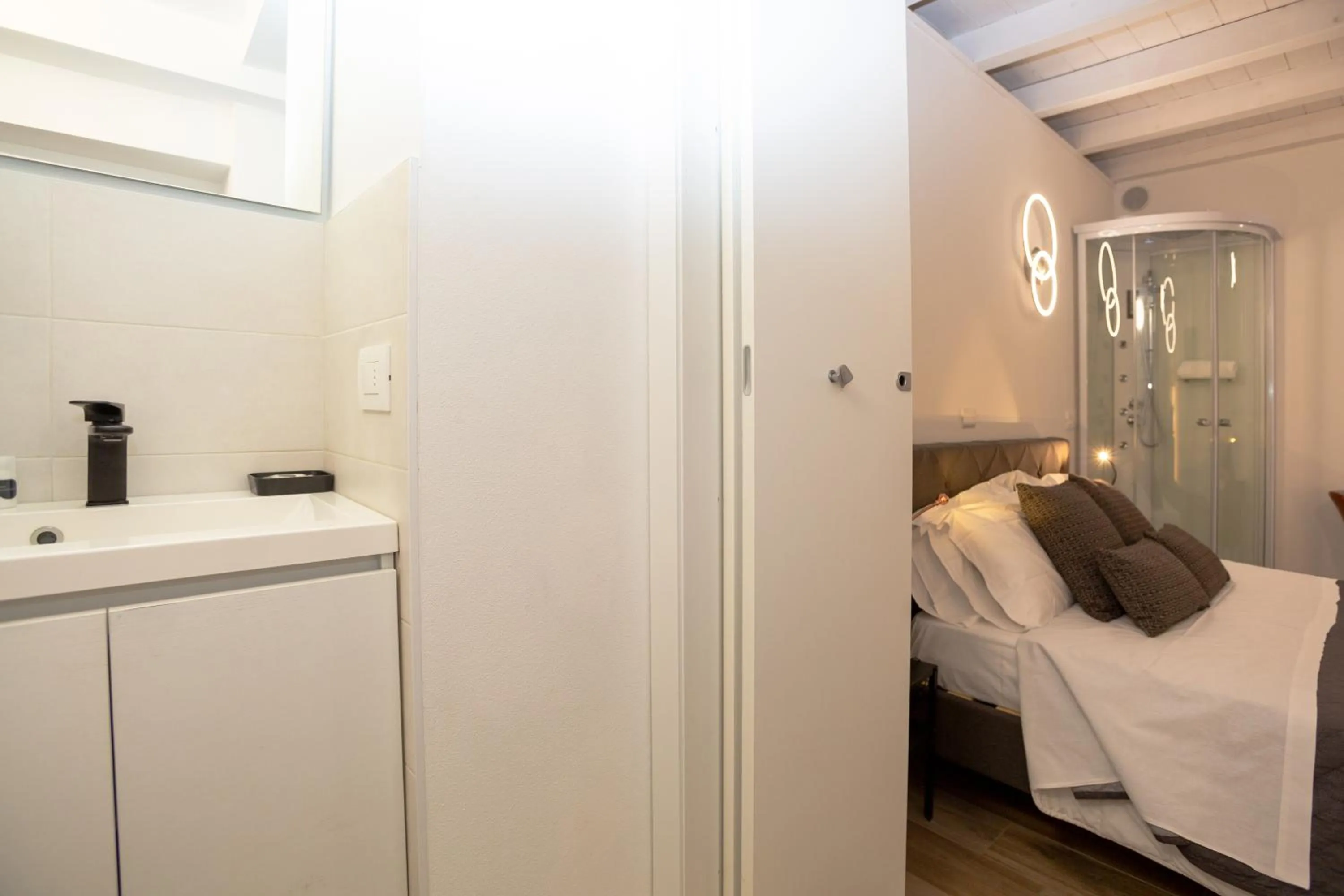 Bathroom, Bed in Giardino Giusti House & Court