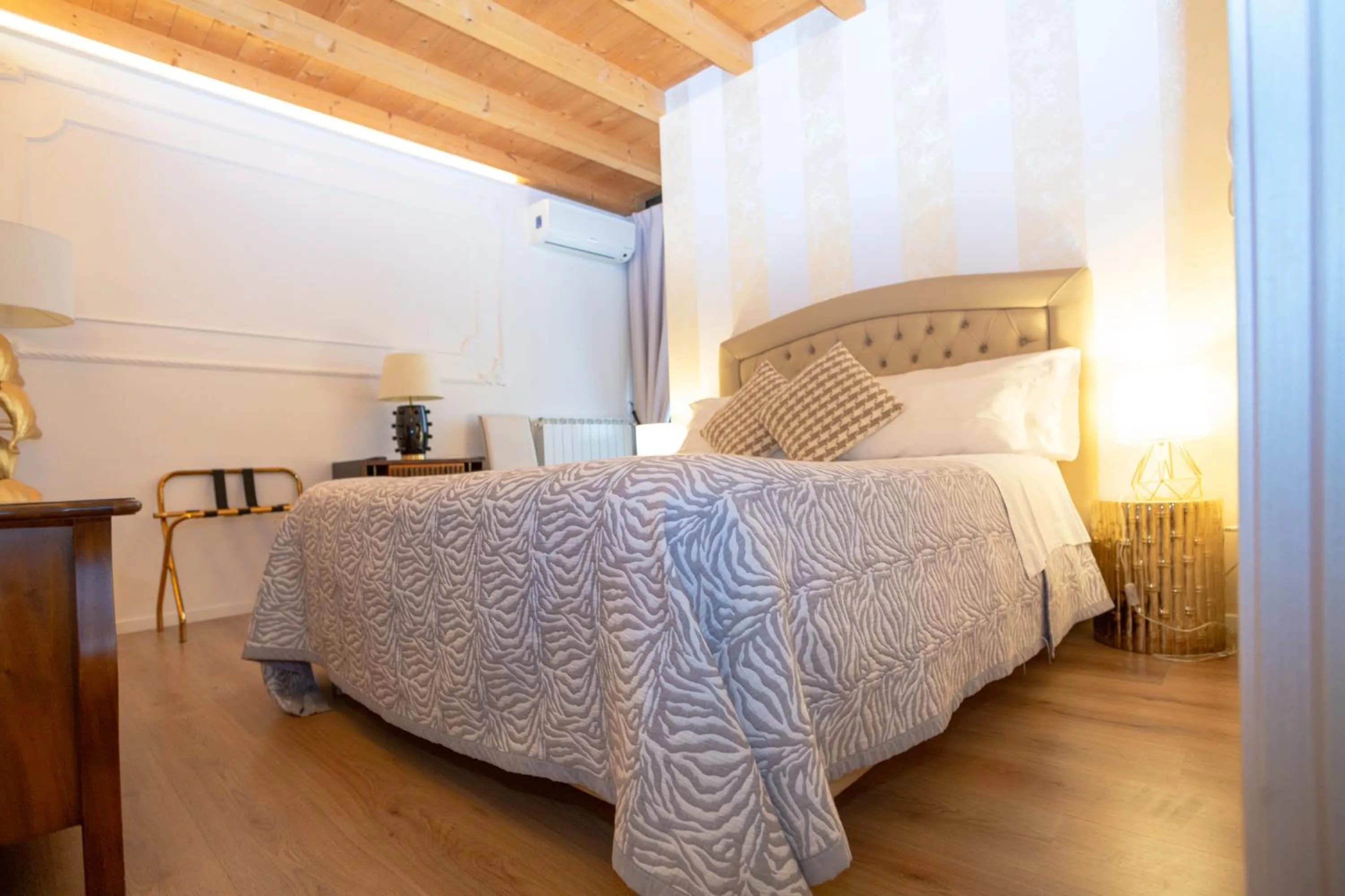 Photo of the whole room, Bed in Giardino Giusti House & Court