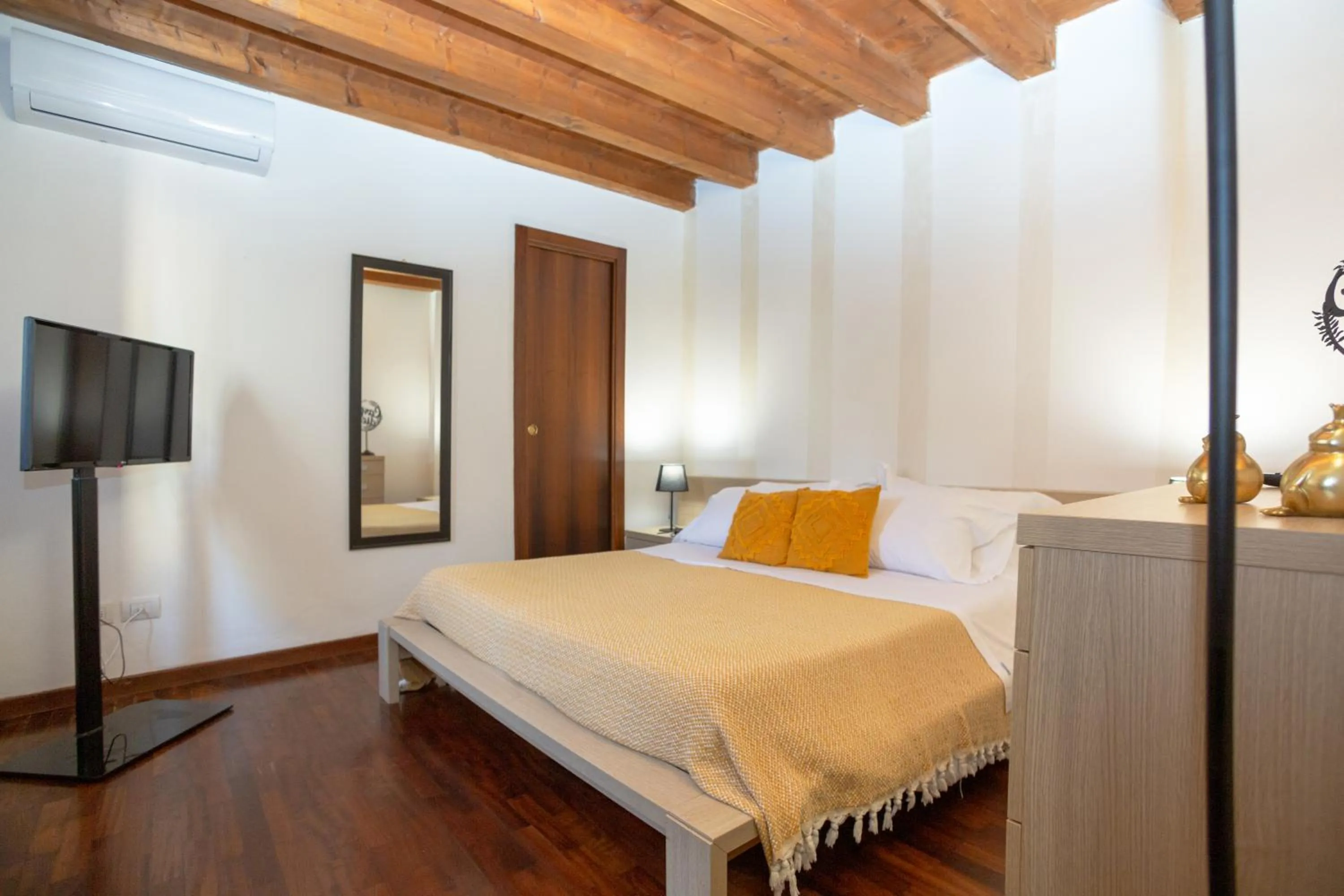 Photo of the whole room, Bed in Giardino Giusti House & Court