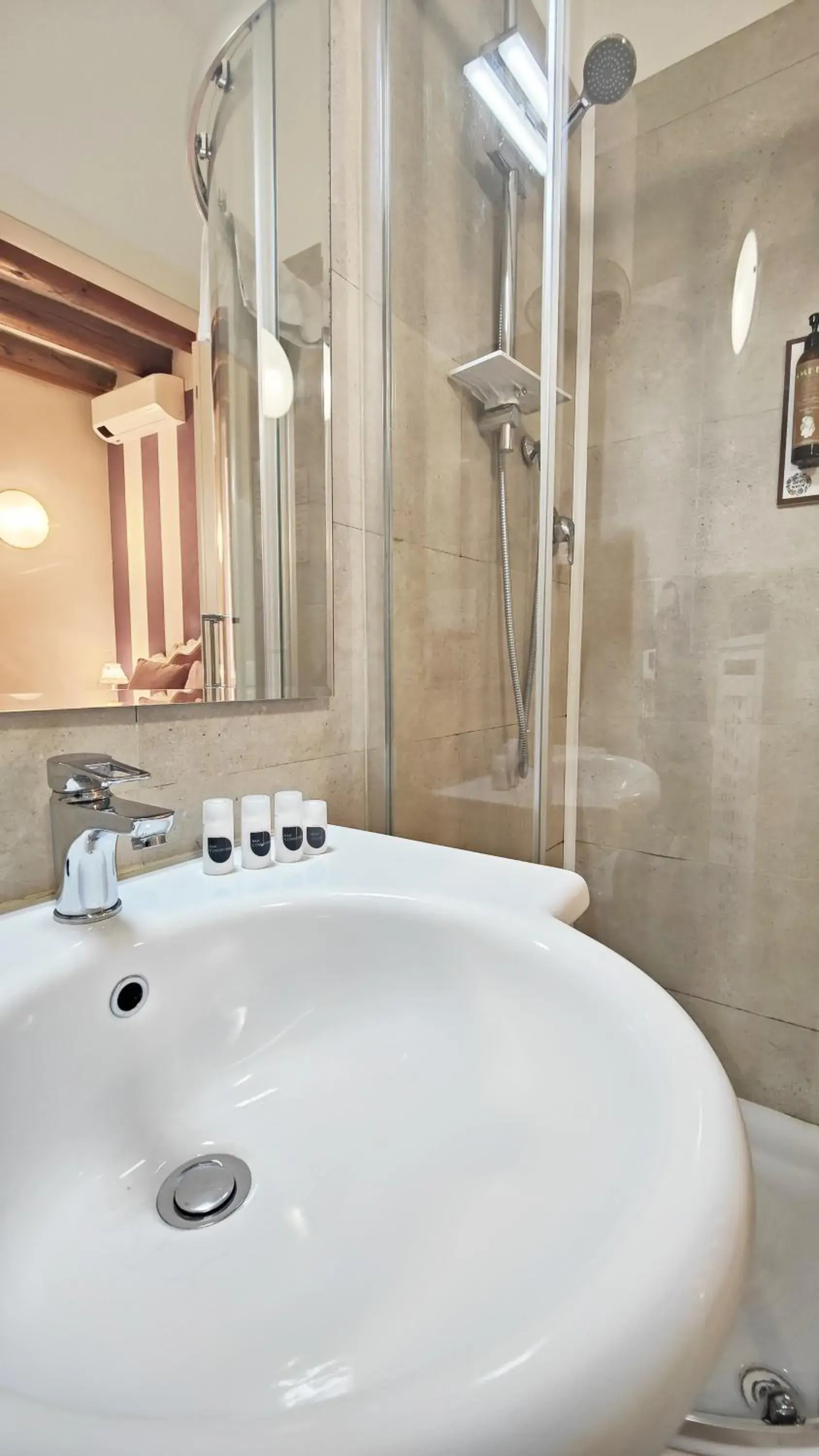 Bathroom in Giardino Giusti House & Court Bathroom in Giardino Giusti House & Court