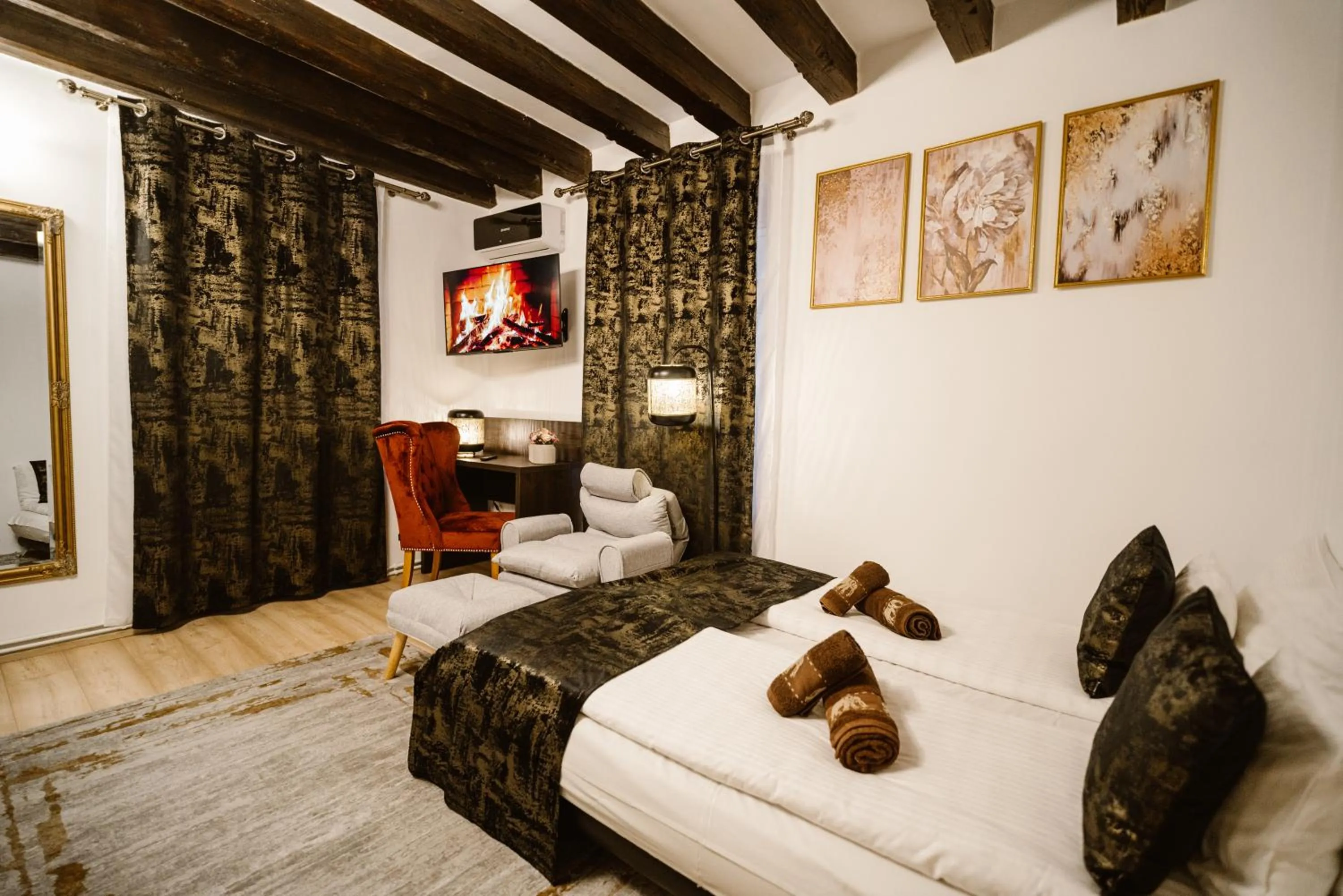 Seating area, Bed in Hermannstadt House