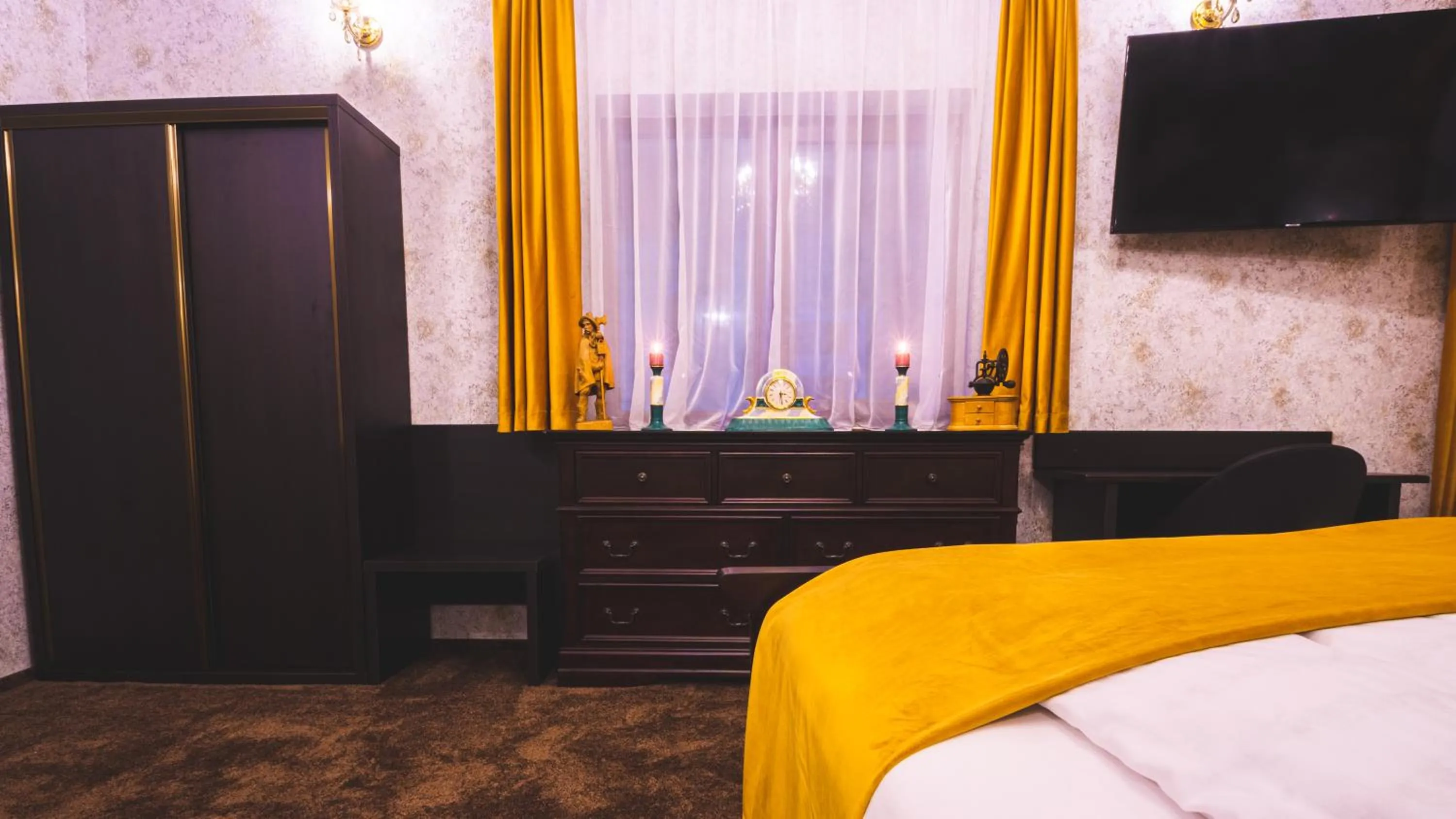 Communal lounge/ TV room, Bed in Hermannstadt House