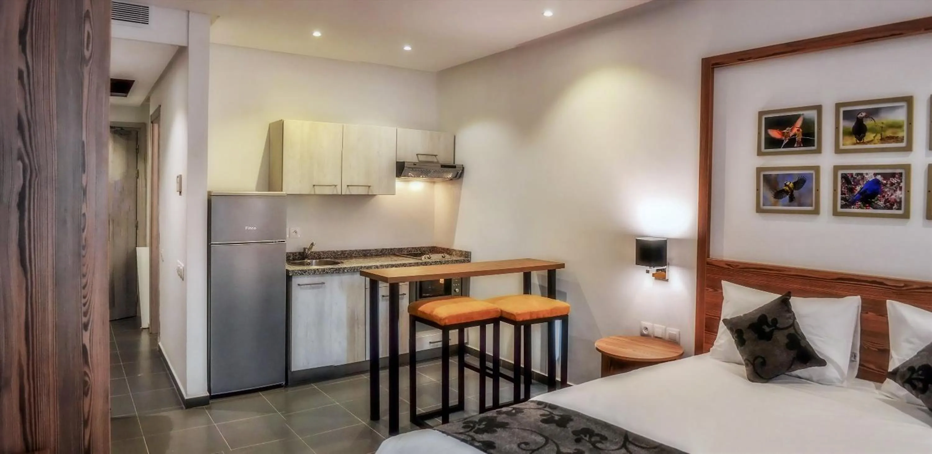 Kitchen or kitchenette, Bed in Wazo Appart-Hôtel