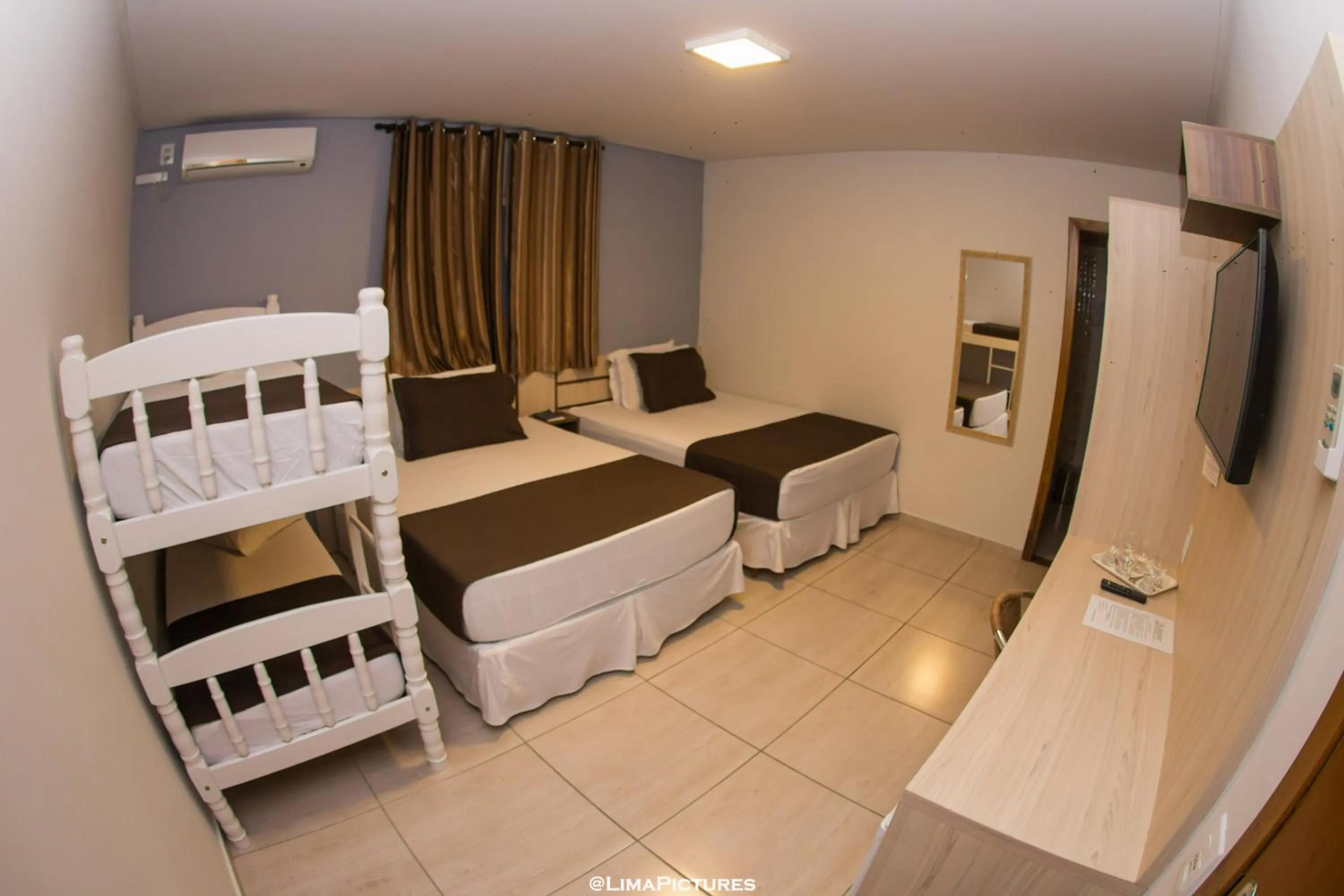 Photo of the whole room, Bed in Pousada Villarejo Armação