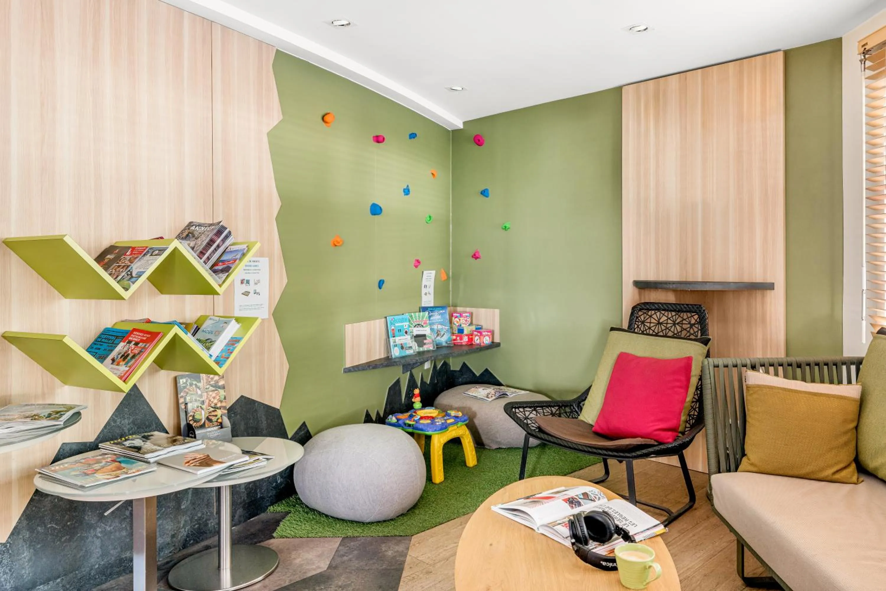 Seating area in ibis Styles Annecy Centre Gare