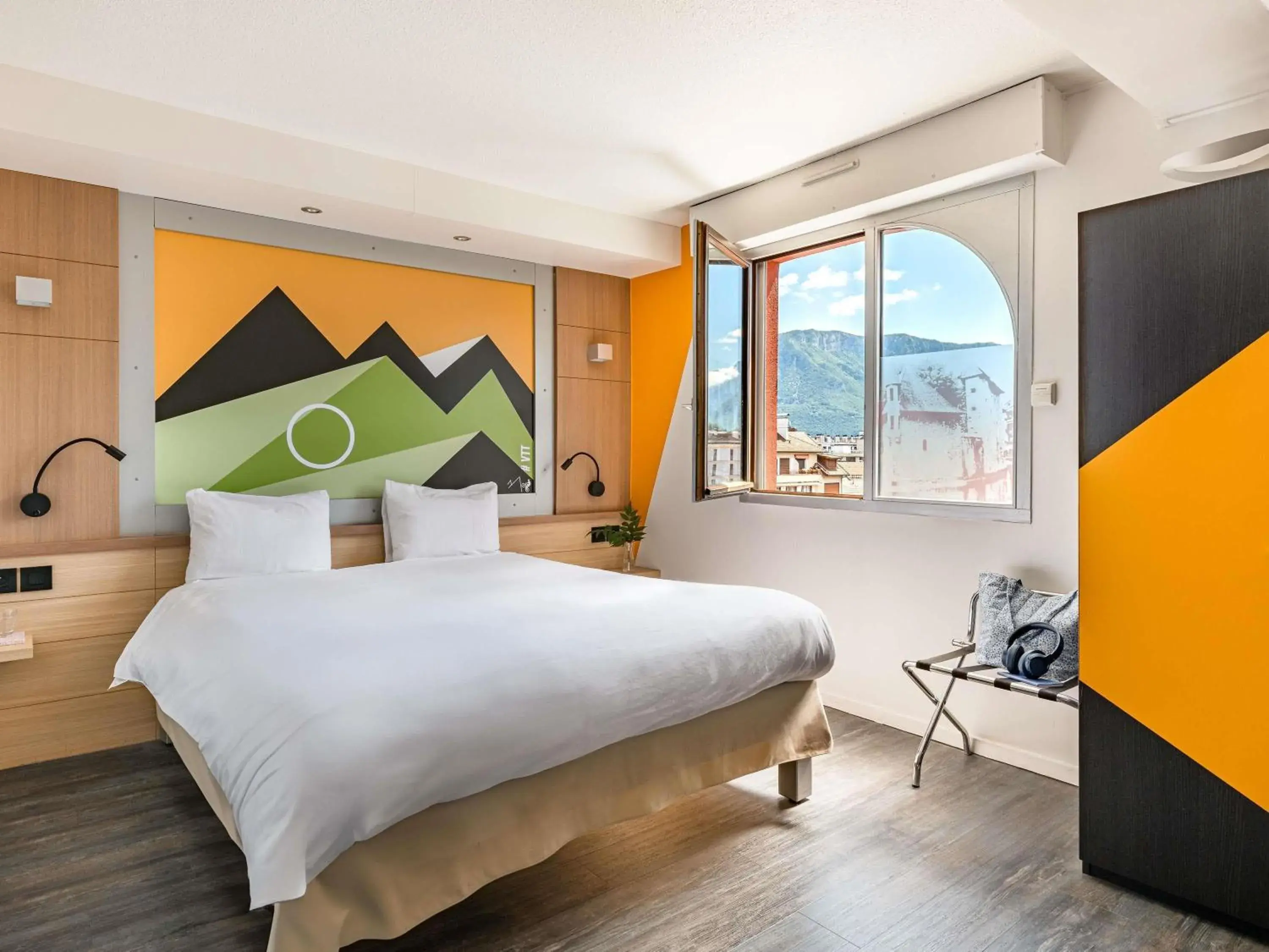 Bedroom, Bed in ibis Styles Annecy Centre Gare Bedroom, Bed in ibis Styles Annecy Centre Gare