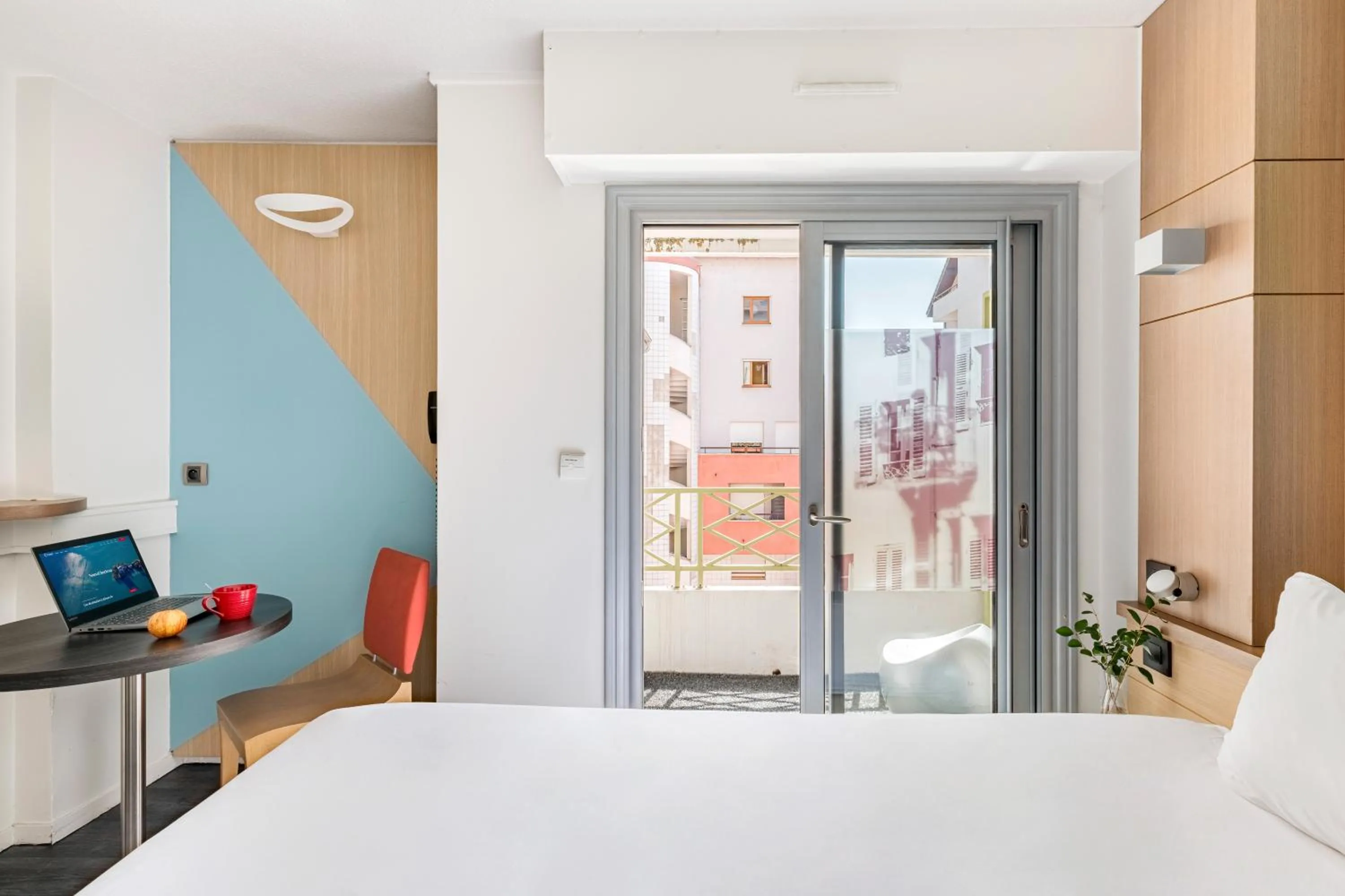 Bedroom, Bed in ibis Styles Annecy Centre Gare