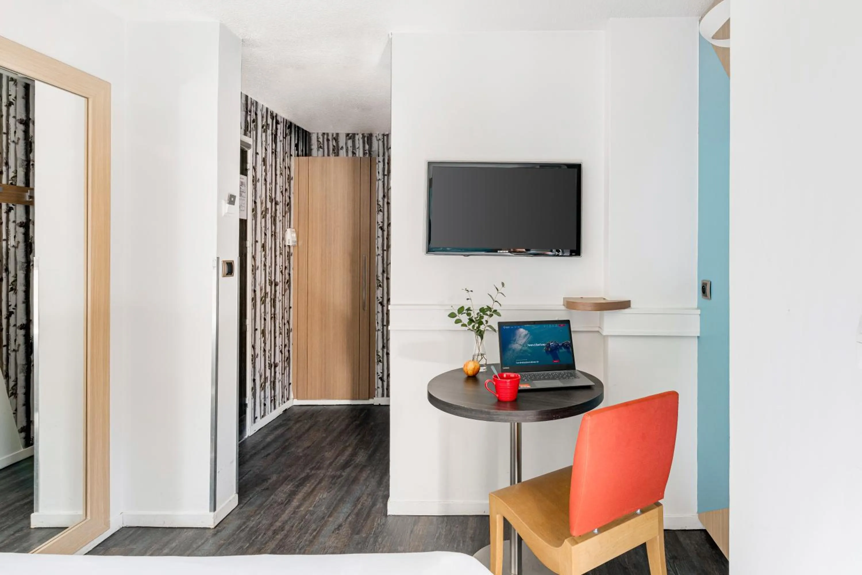 Photo of the whole room in ibis Styles Annecy Centre Gare