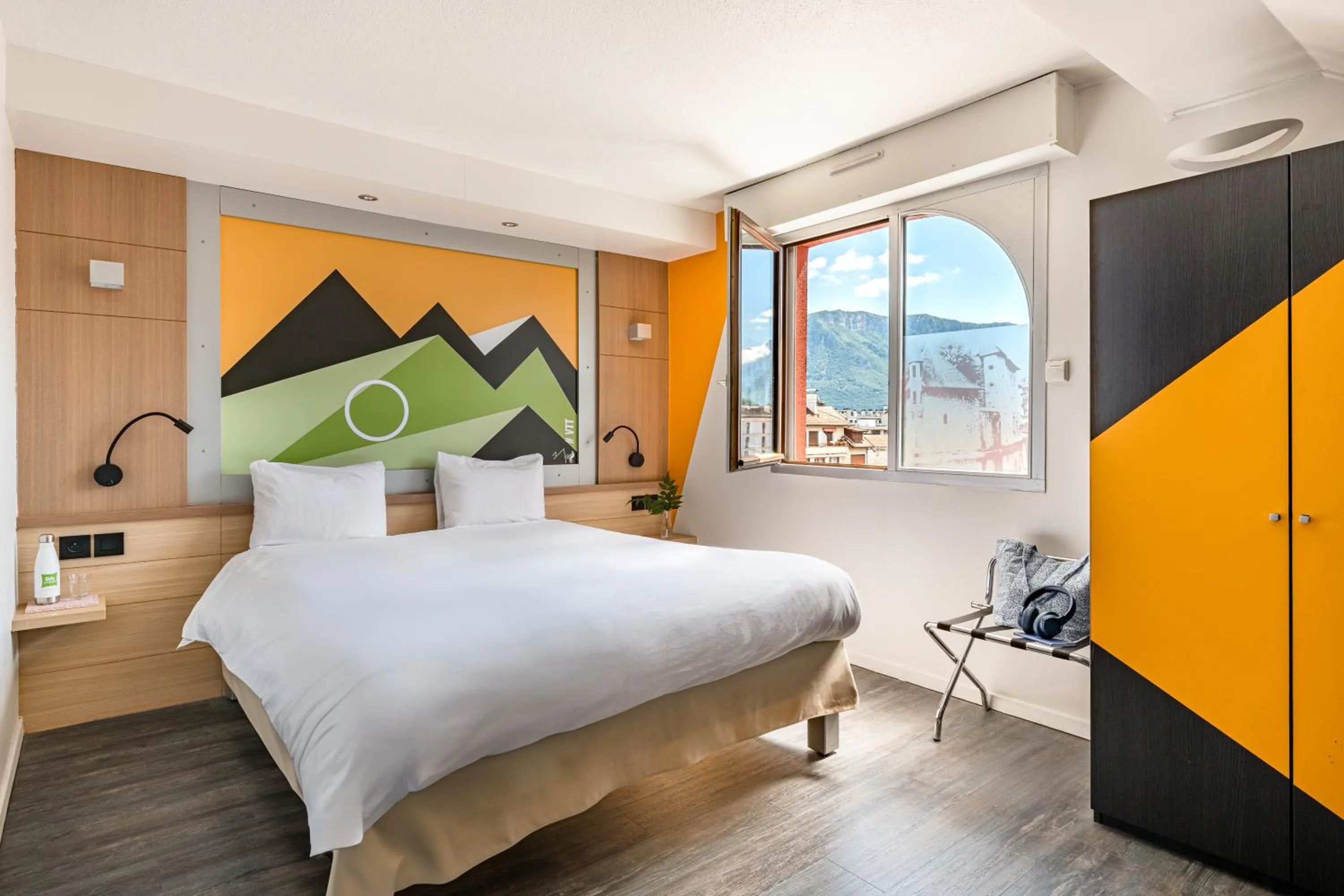 Bedroom, Bed in ibis Styles Annecy Centre Gare