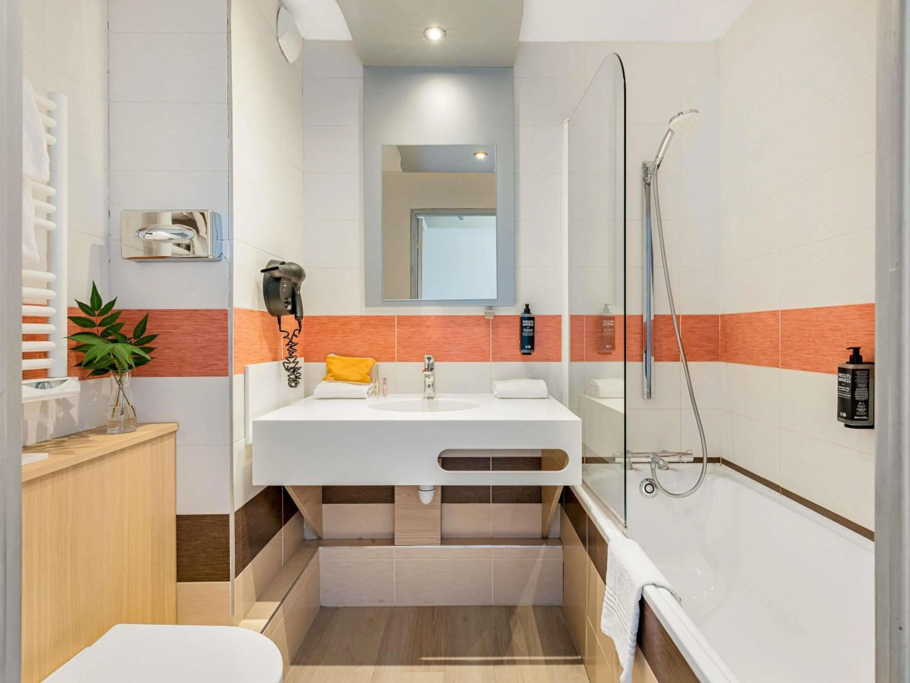 Bedroom in ibis Styles Annecy Centre Gare