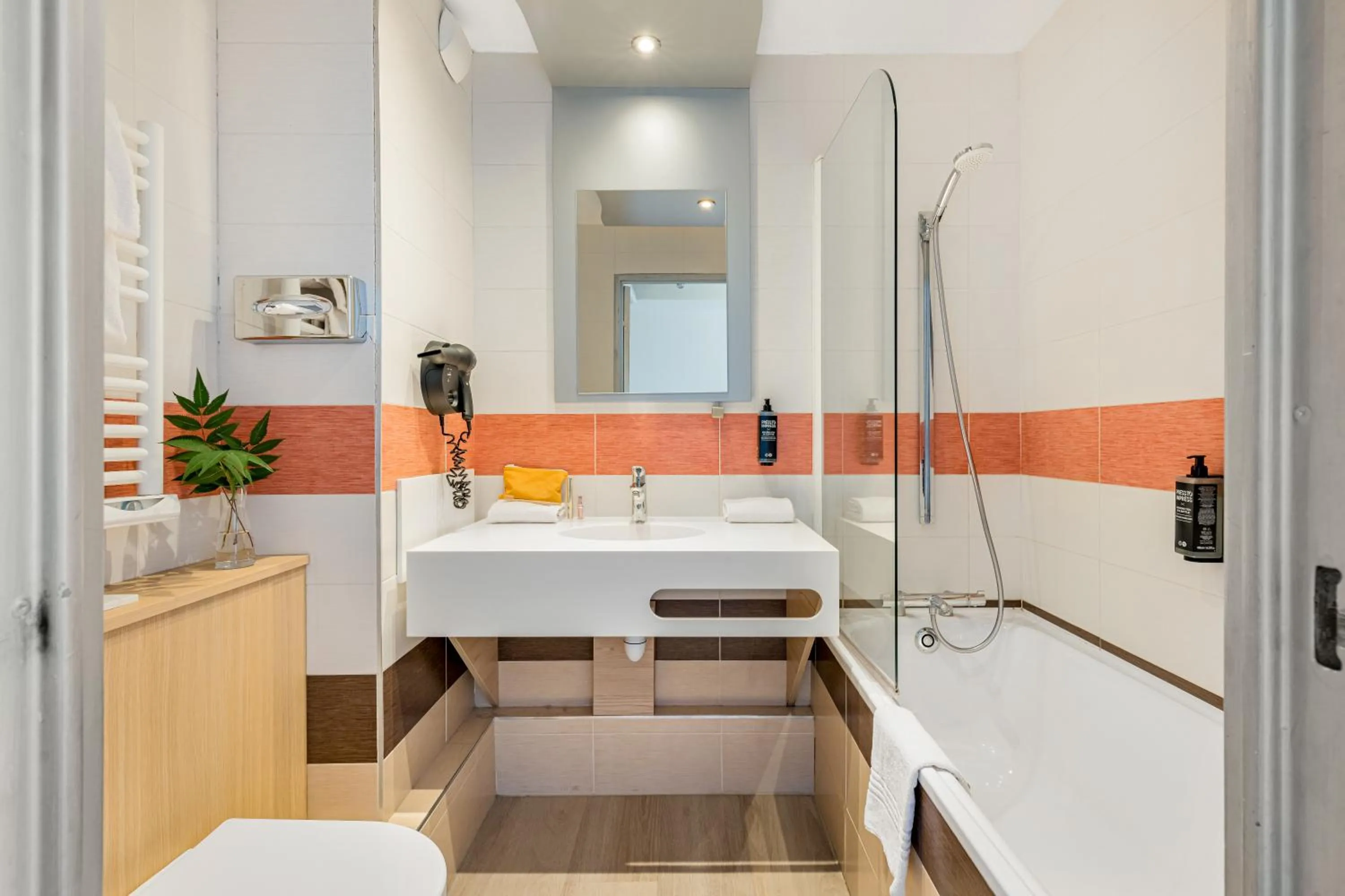 Bathroom in ibis Styles Annecy Centre Gare