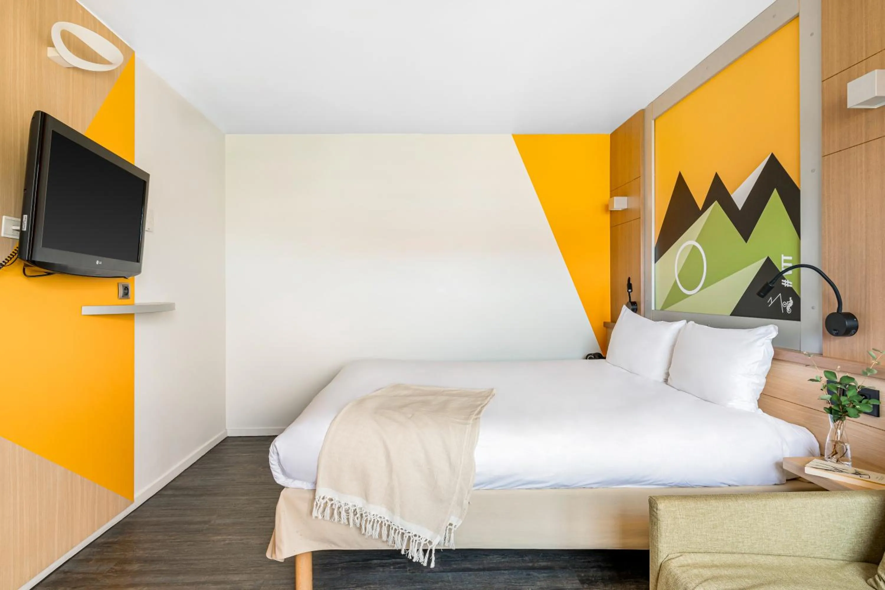 Bedroom, Bed in ibis Styles Annecy Centre Gare