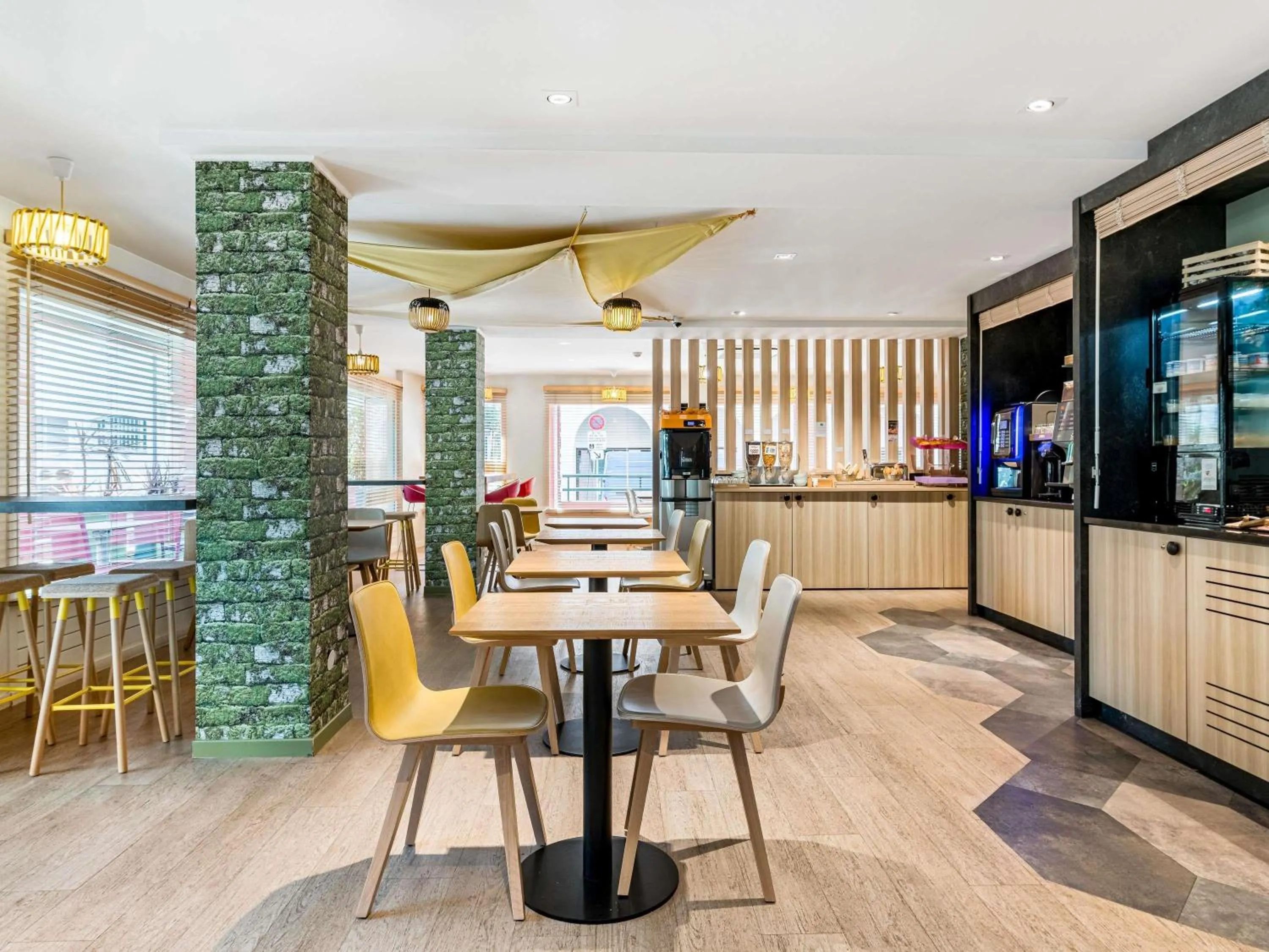 Lounge or bar in ibis Styles Annecy Centre Gare