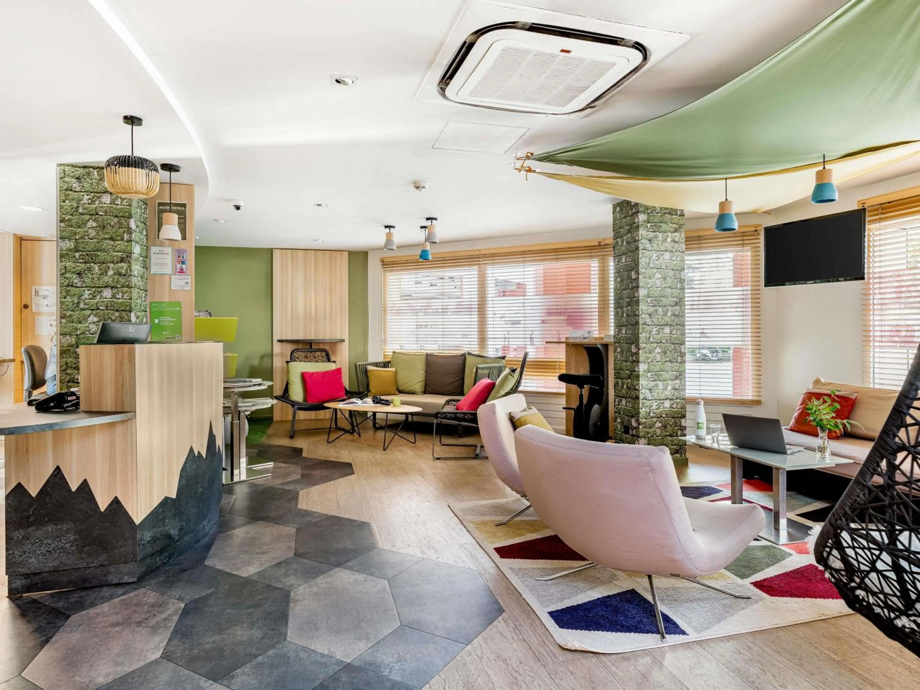 Lounge or bar in ibis Styles Annecy Centre Gare