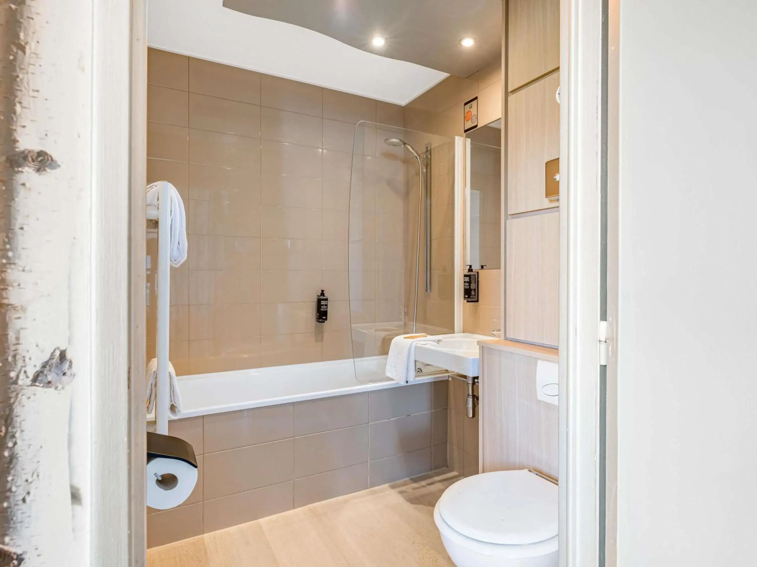 Bedroom in ibis Styles Annecy Centre Gare Bedroom in ibis Styles Annecy Centre Gare