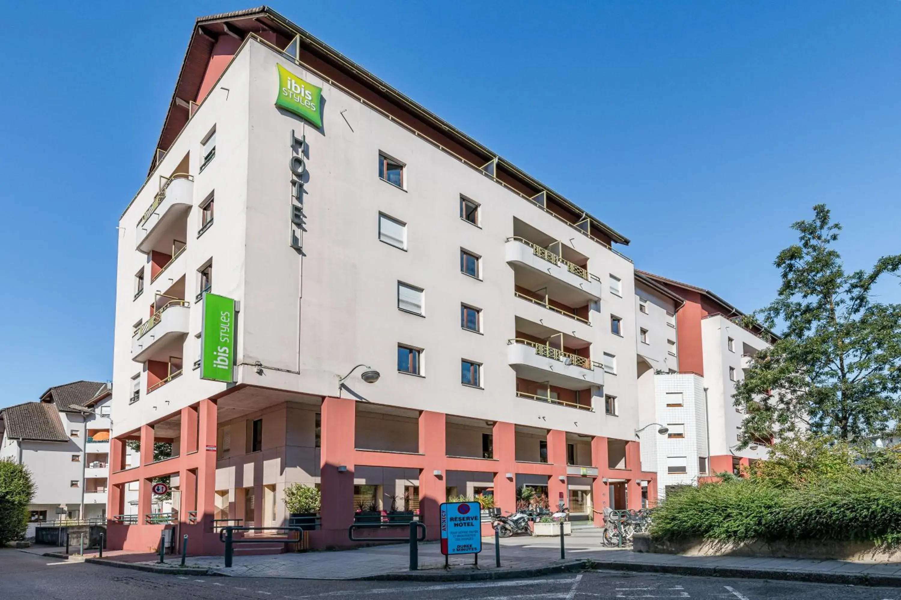 Facade/entrance in ibis Styles Annecy Centre Gare Facade/entrance in ibis Styles Annecy Centre Gare