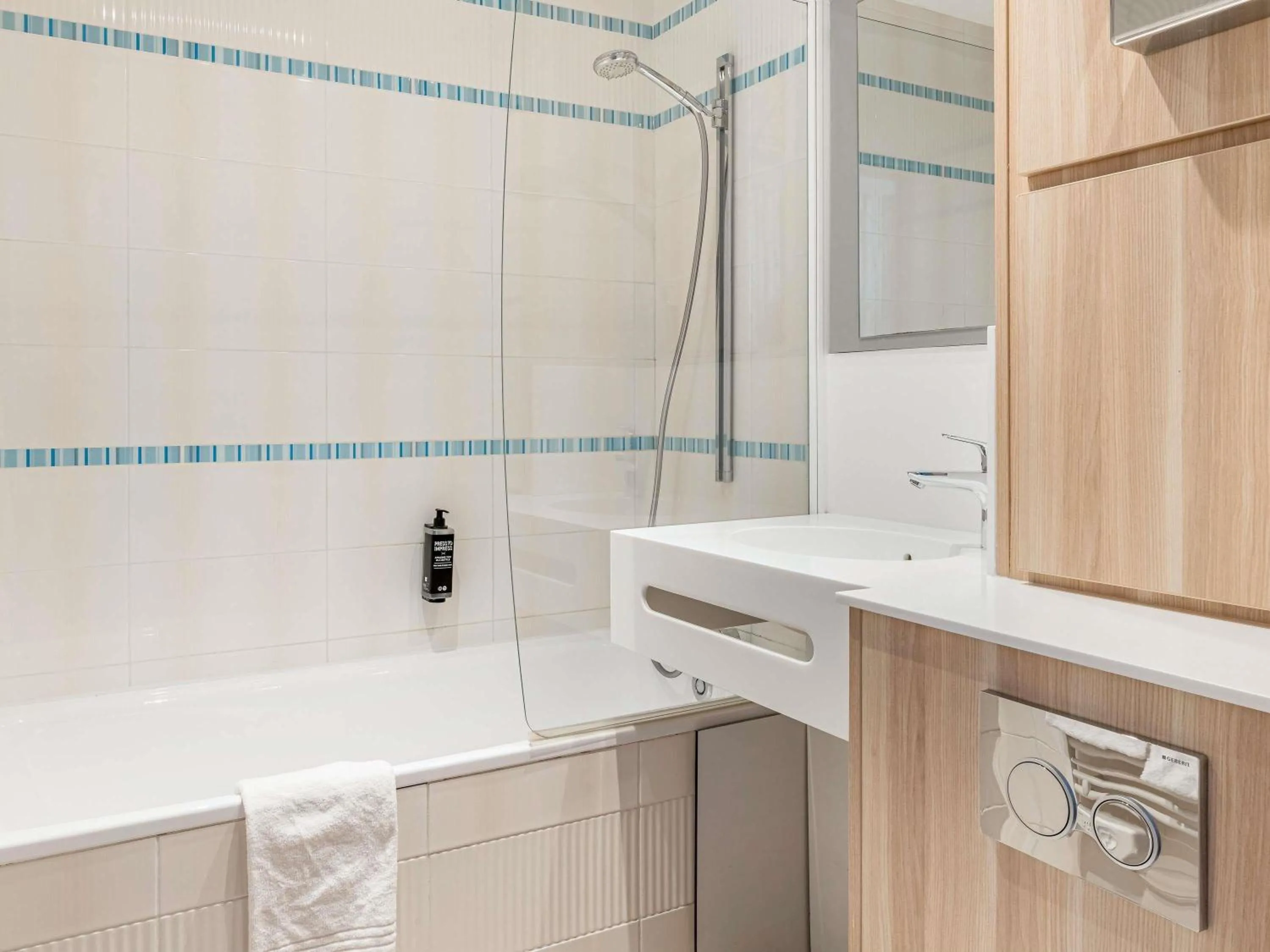 Bedroom in ibis Styles Annecy Centre Gare