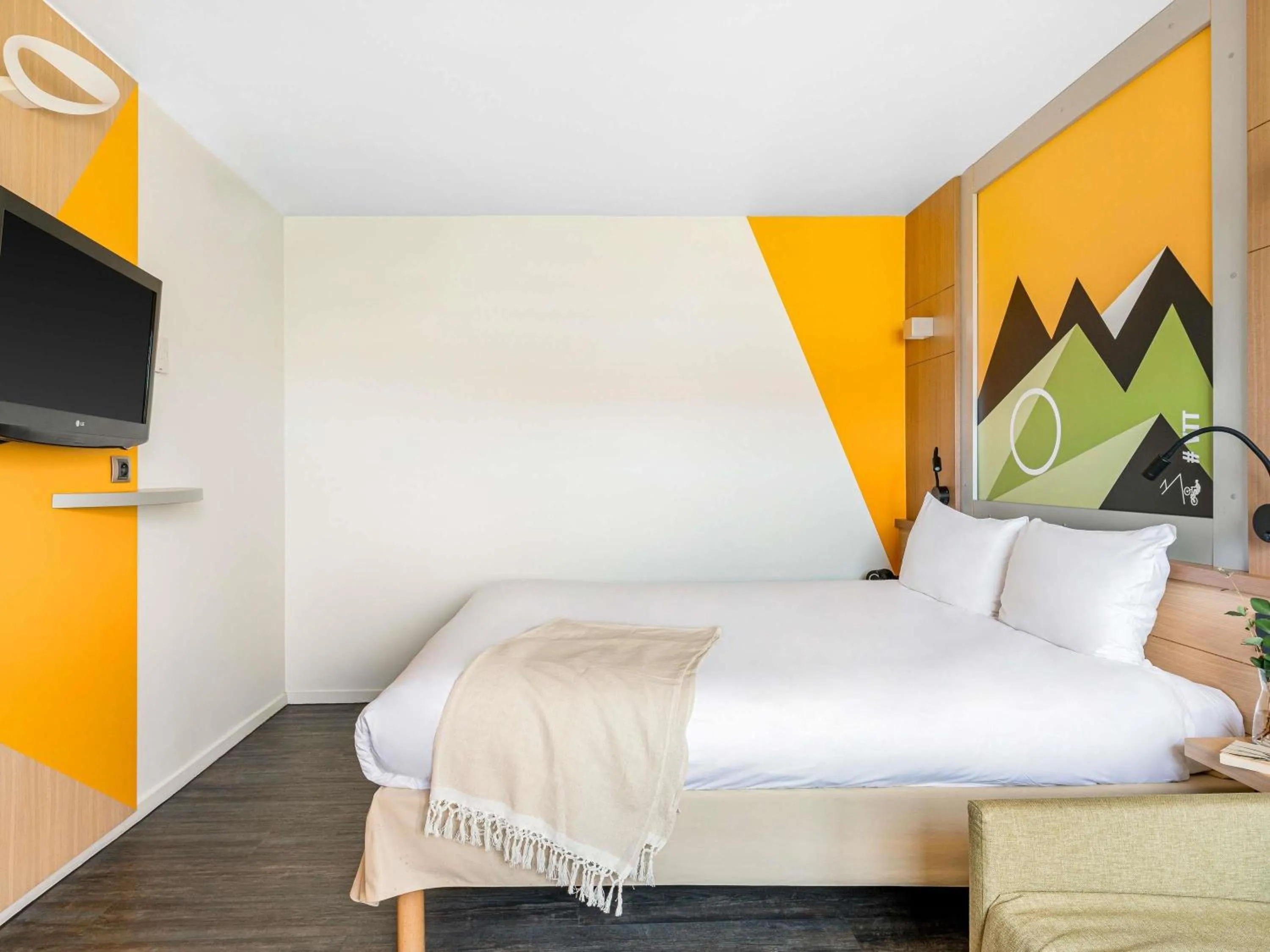 Bedroom, Bed in ibis Styles Annecy Centre Gare