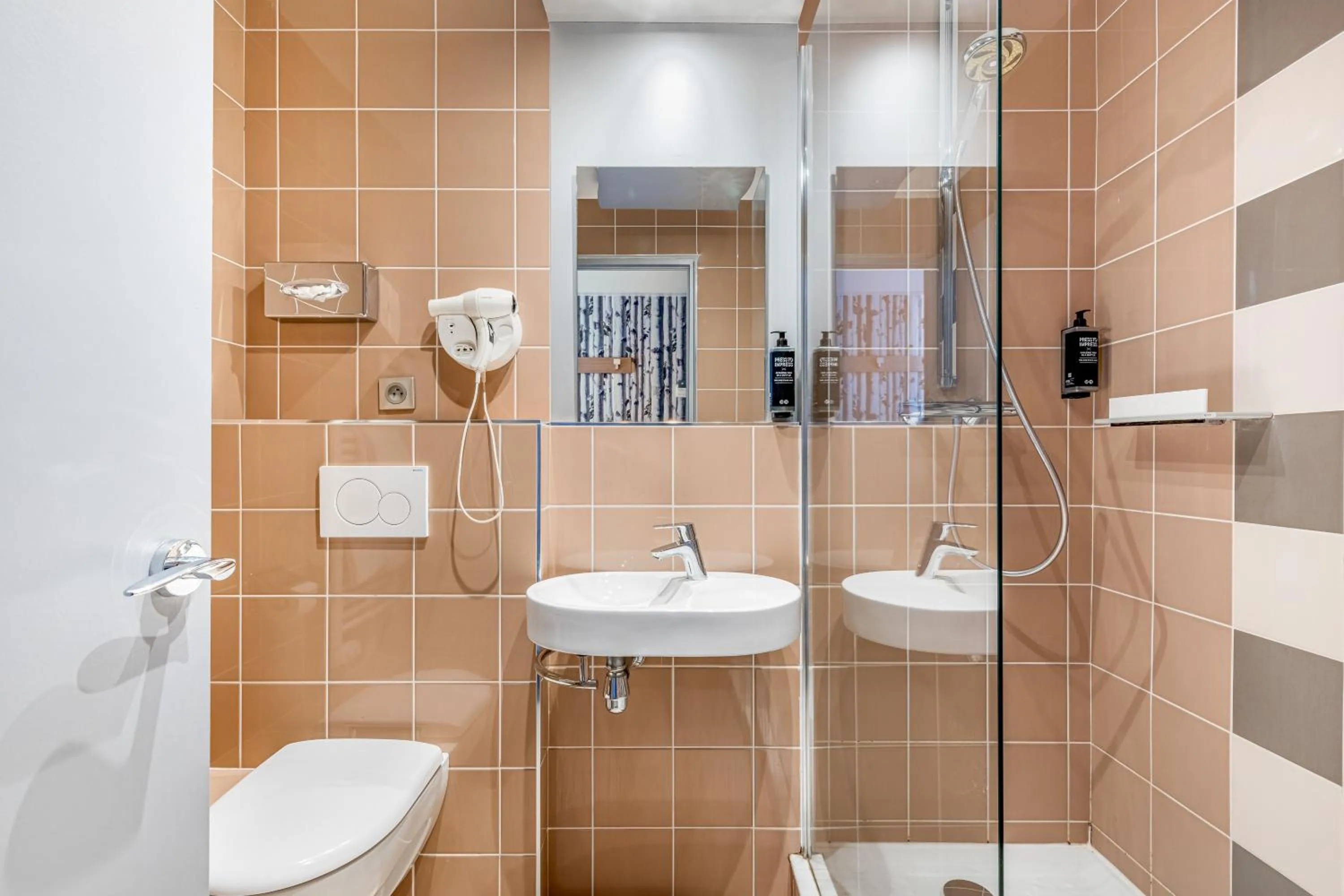 Shower in ibis Styles Annecy Centre Gare