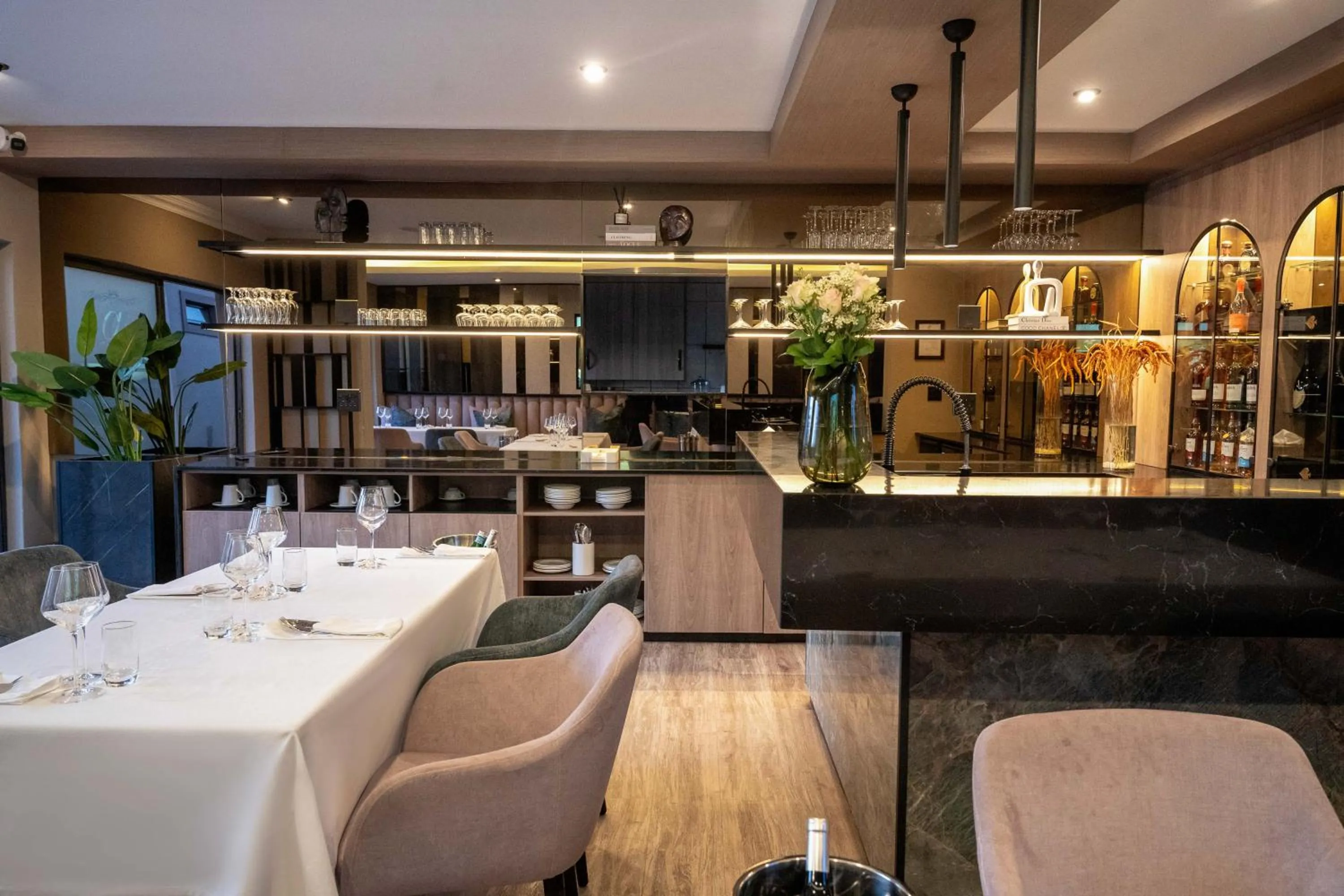 Restaurant/places to eat in Q's Boutique Stay