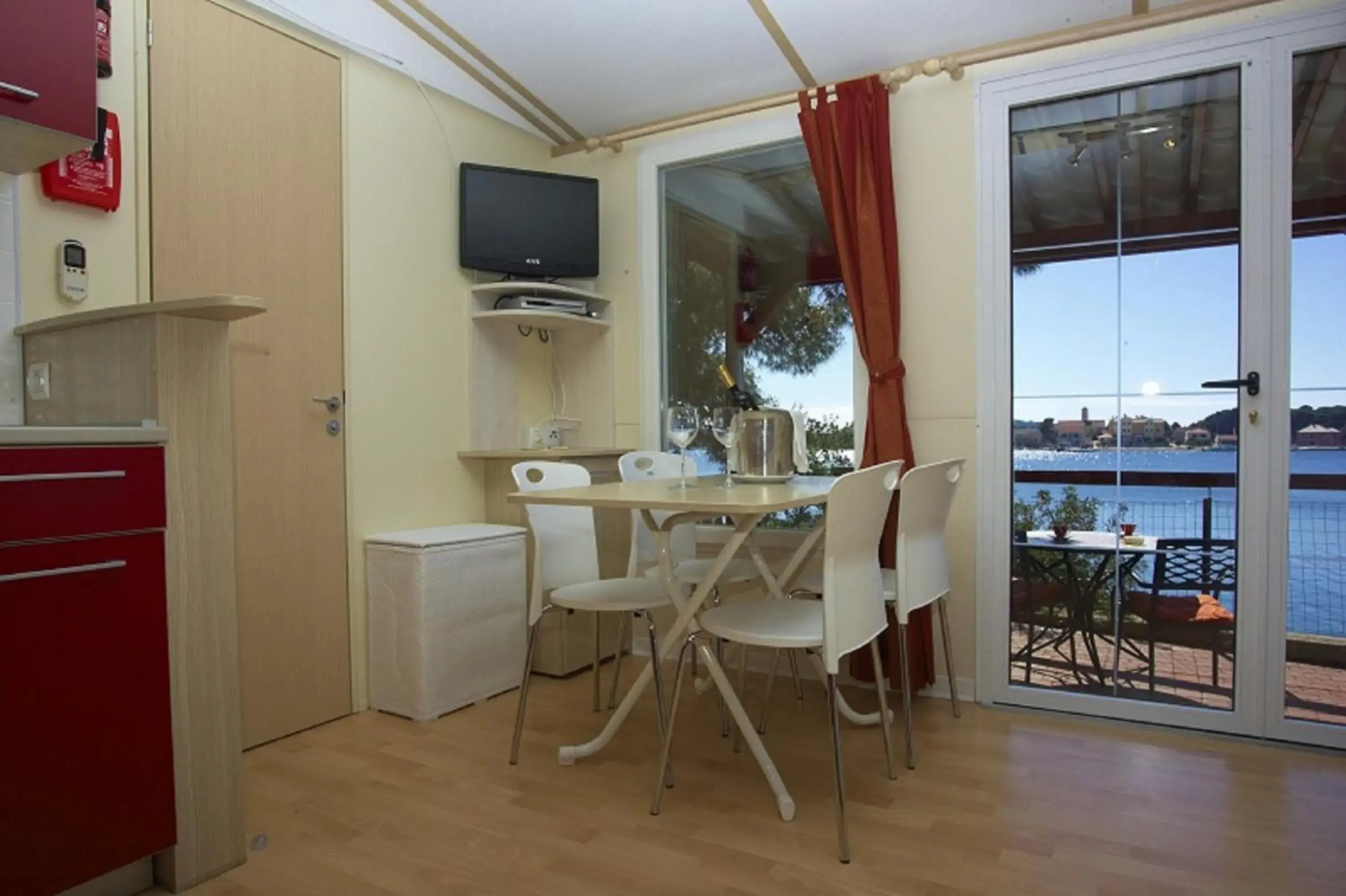 Two-Bedroom Bungalow with Terrace and Sea View in Pansion Zlatna ribica Two-Bedroom Bungalow with Terrace and Sea View in Pansion Zlatna ribica