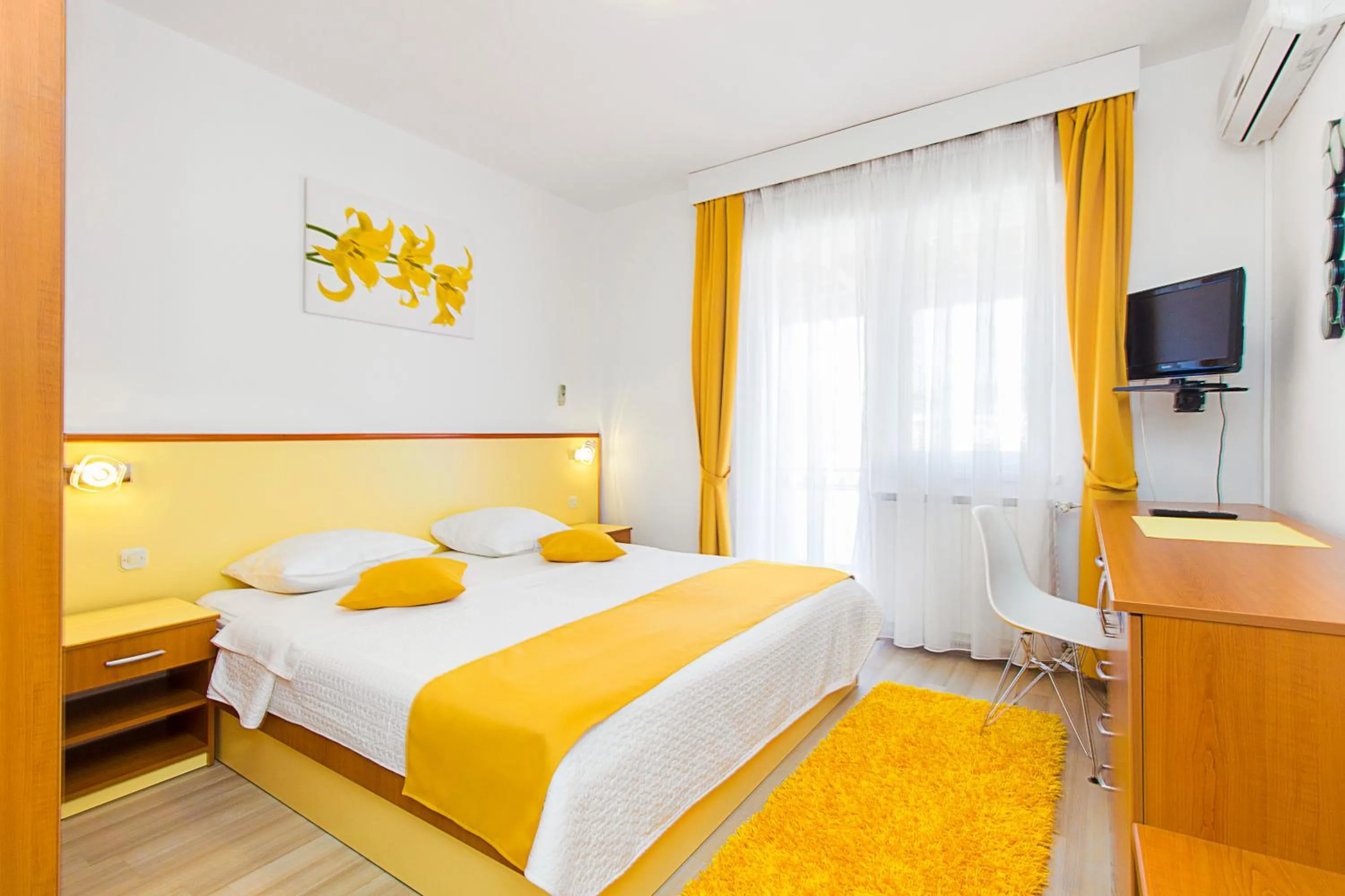 Superior Double Room with Balcony and Sea View - single occupancy in Pansion Zlatna ribica