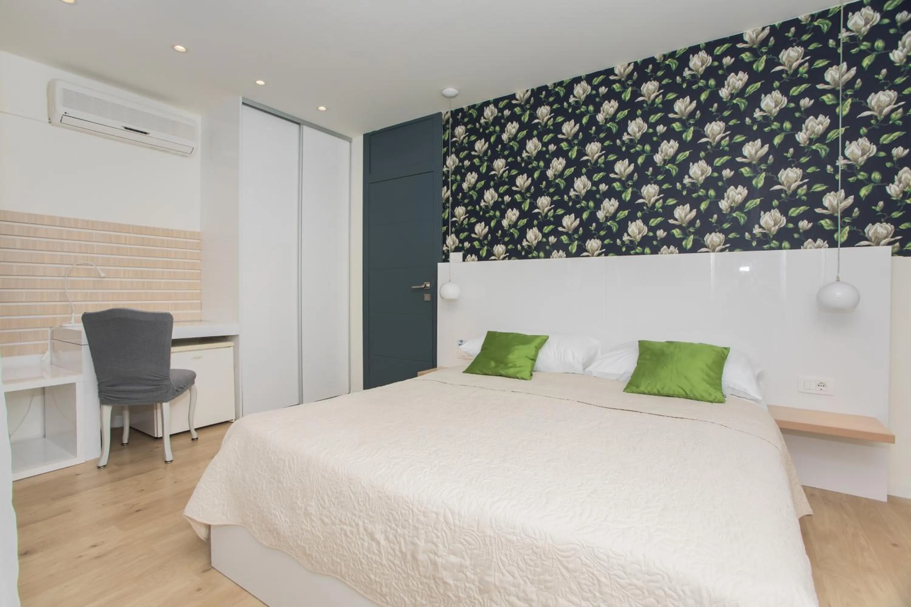 Double Room with Balcony - single occupancy in Pansion Zlatna ribica