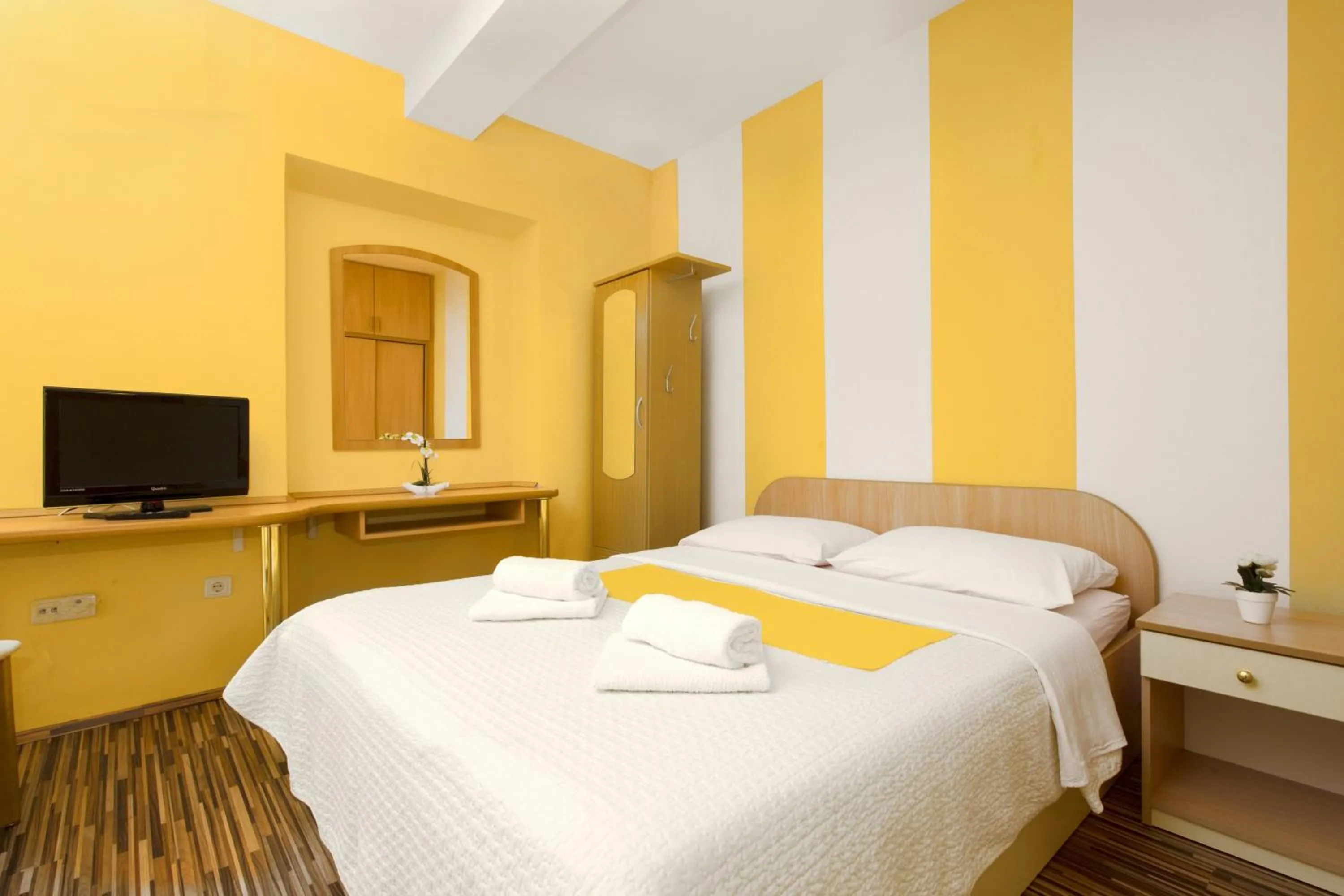 Triple Room with Balcony and Sea View in Pansion Zlatna ribica