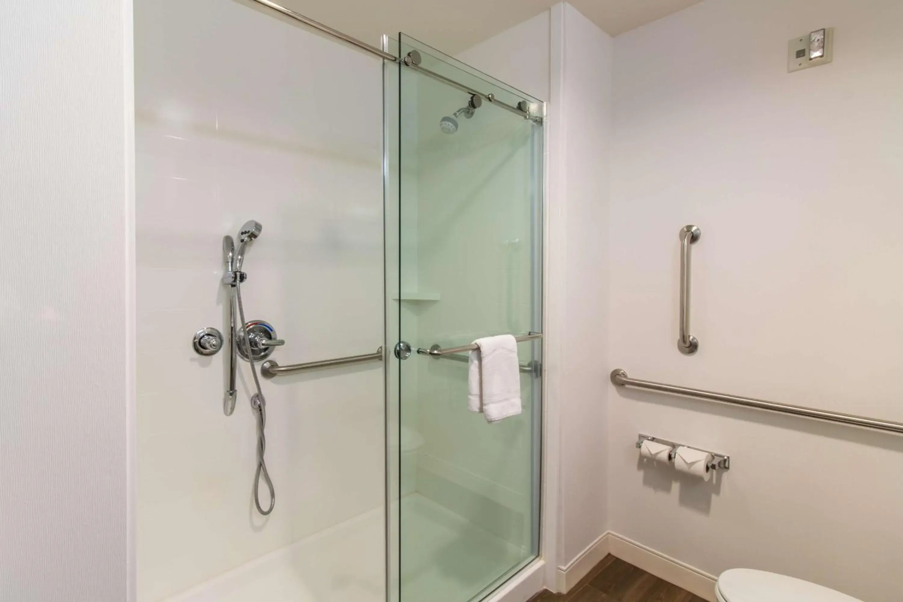 Bathroom in Hampton Inn Crestview South I-10, Fl Bathroom in Hampton Inn Crestview South I-10, Fl