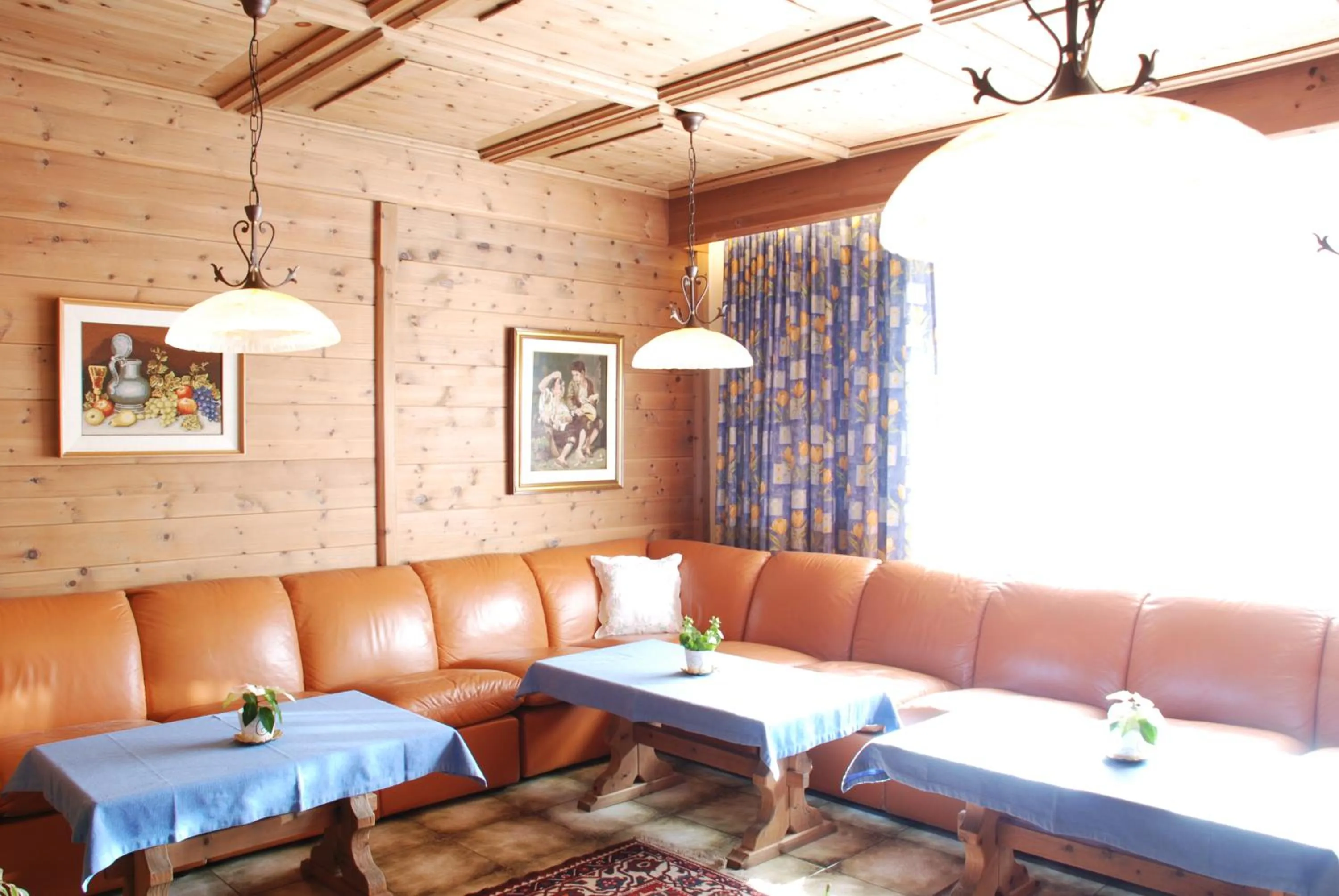 Communal lounge/ TV room in Garni Cristallo