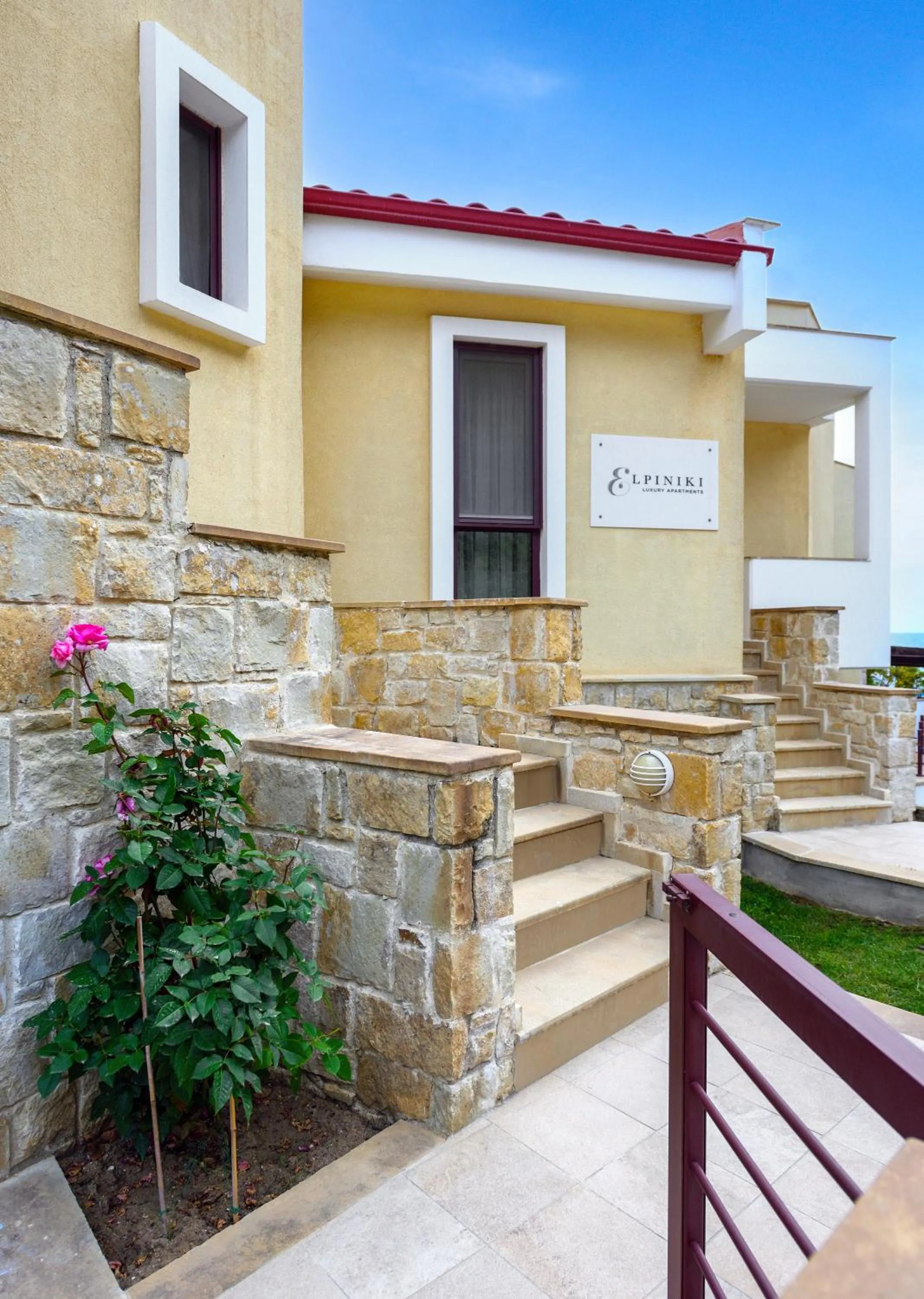 Property building in Elpiniki Luxury Apartments