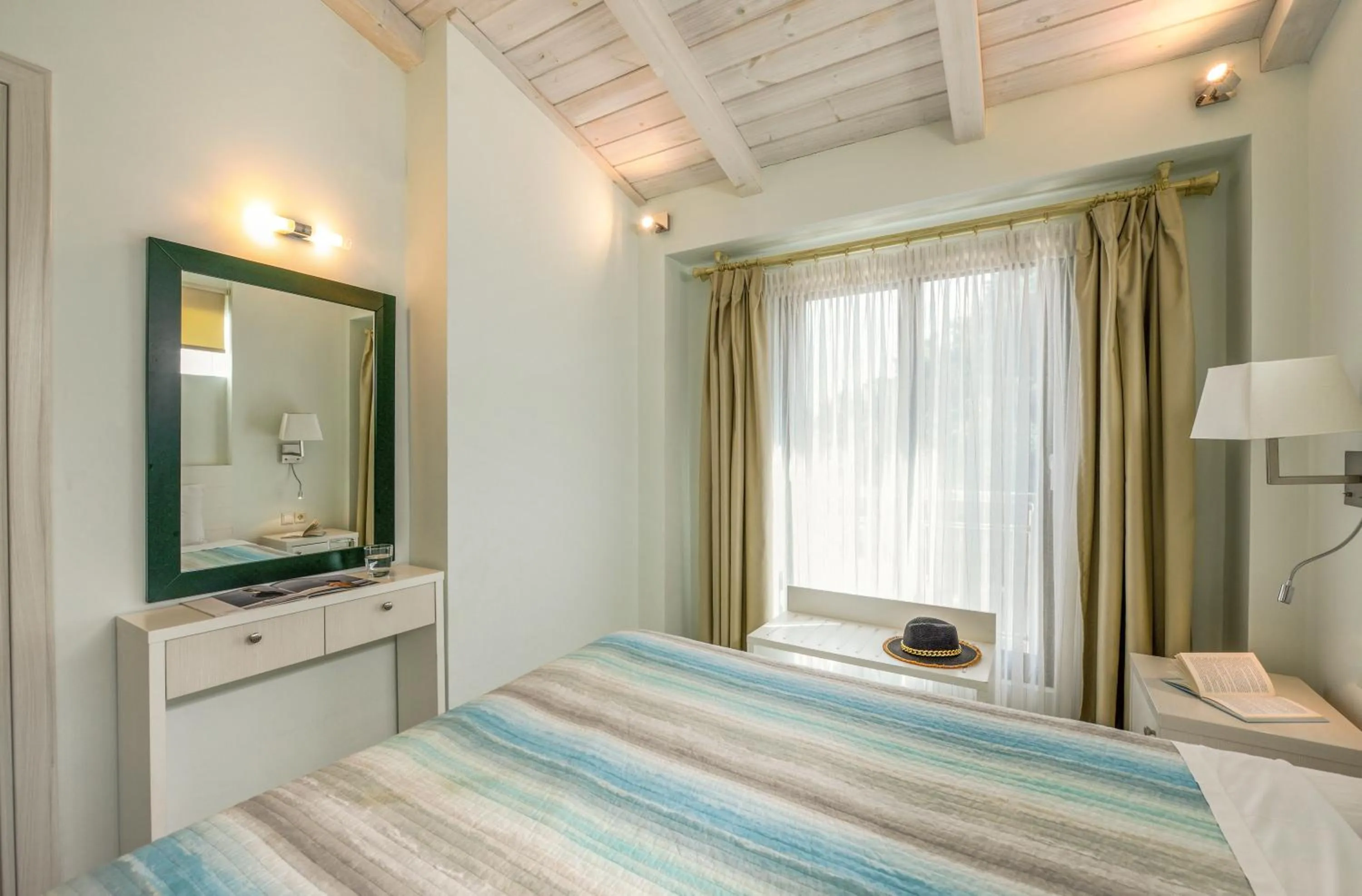 Bed in Elpiniki Luxury Apartments