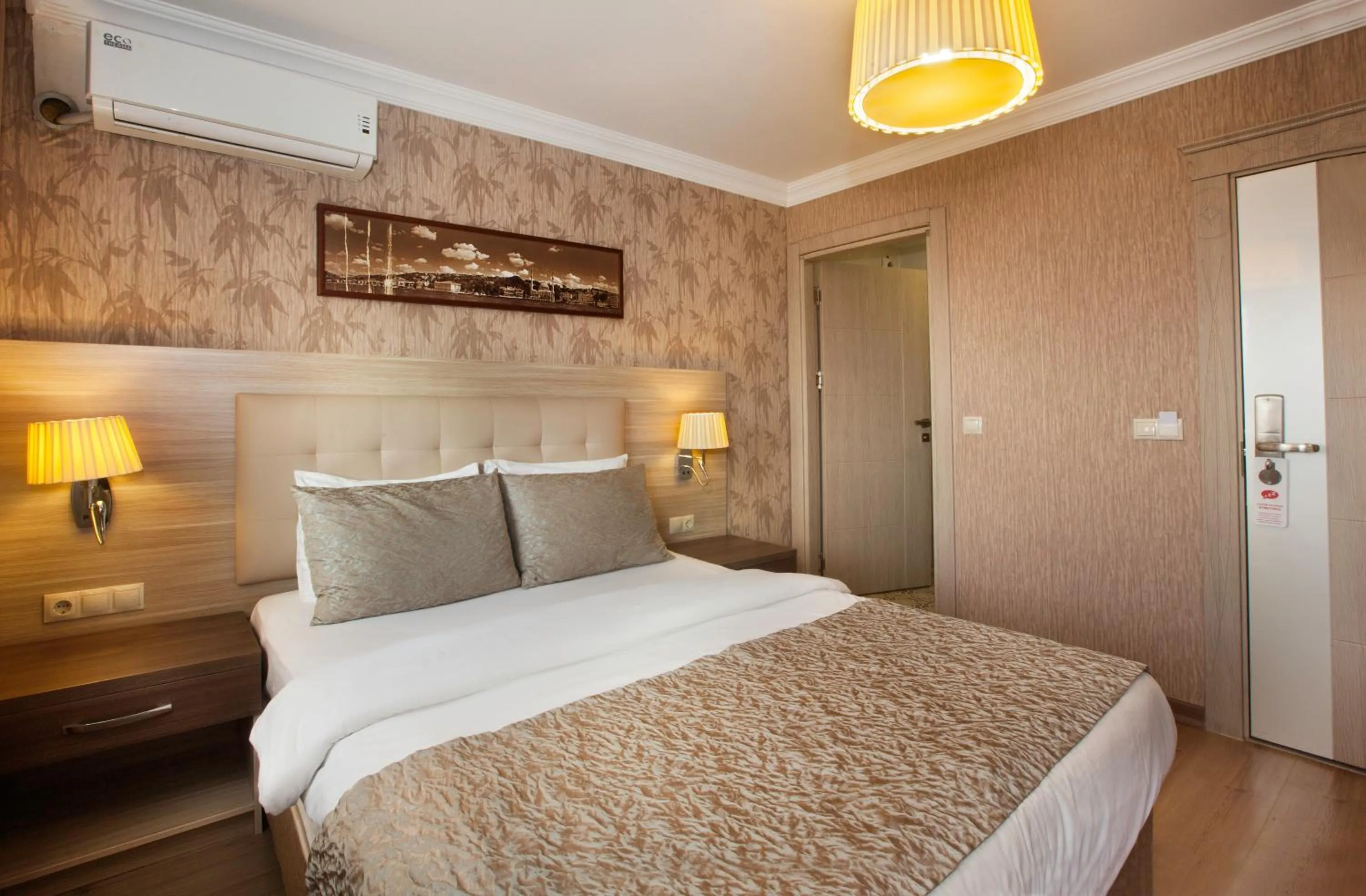 Photo of the whole room, Bed in Sultanahmet inn Hotel