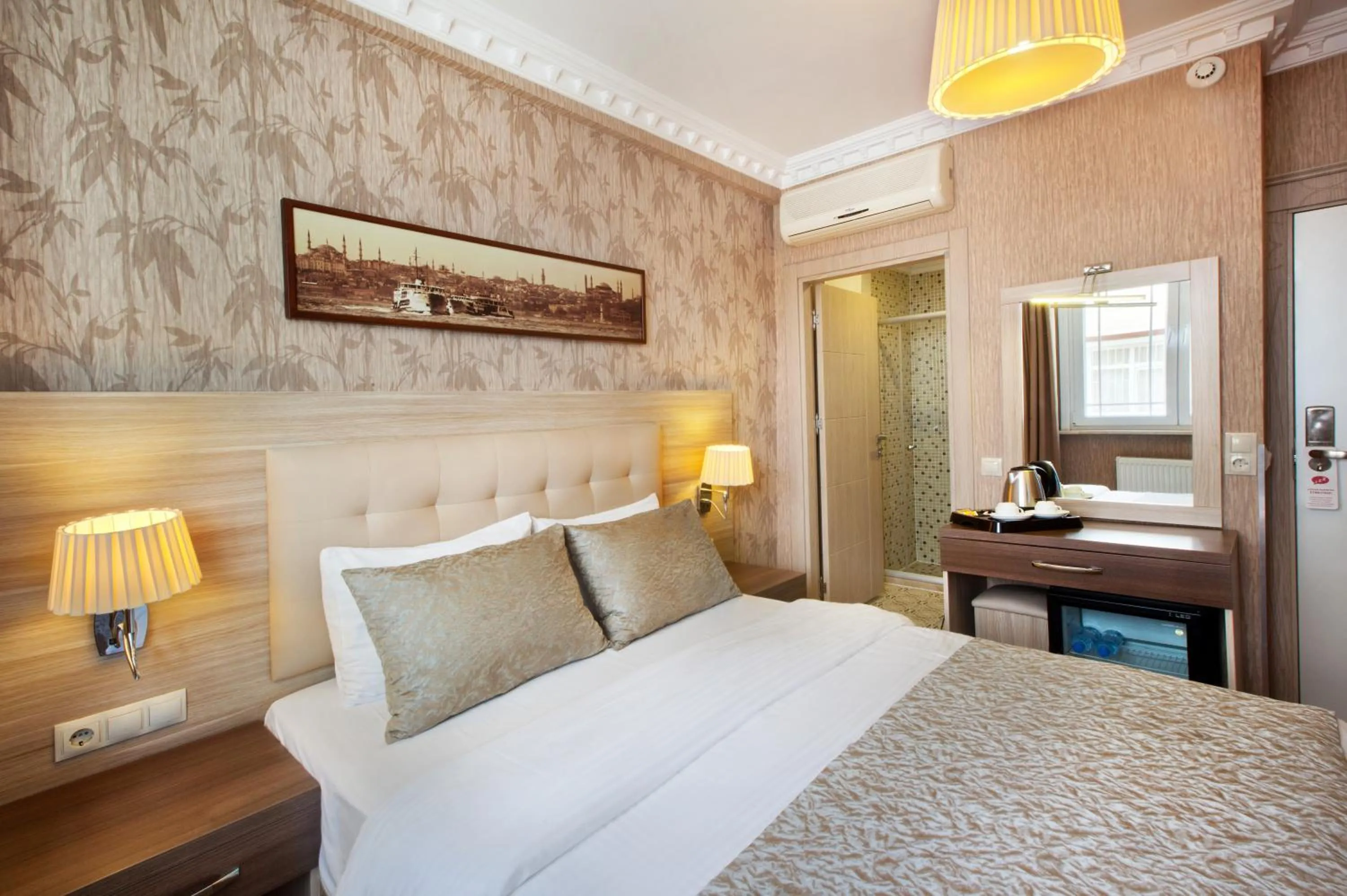 Photo of the whole room, Bed in Sultanahmet inn Hotel