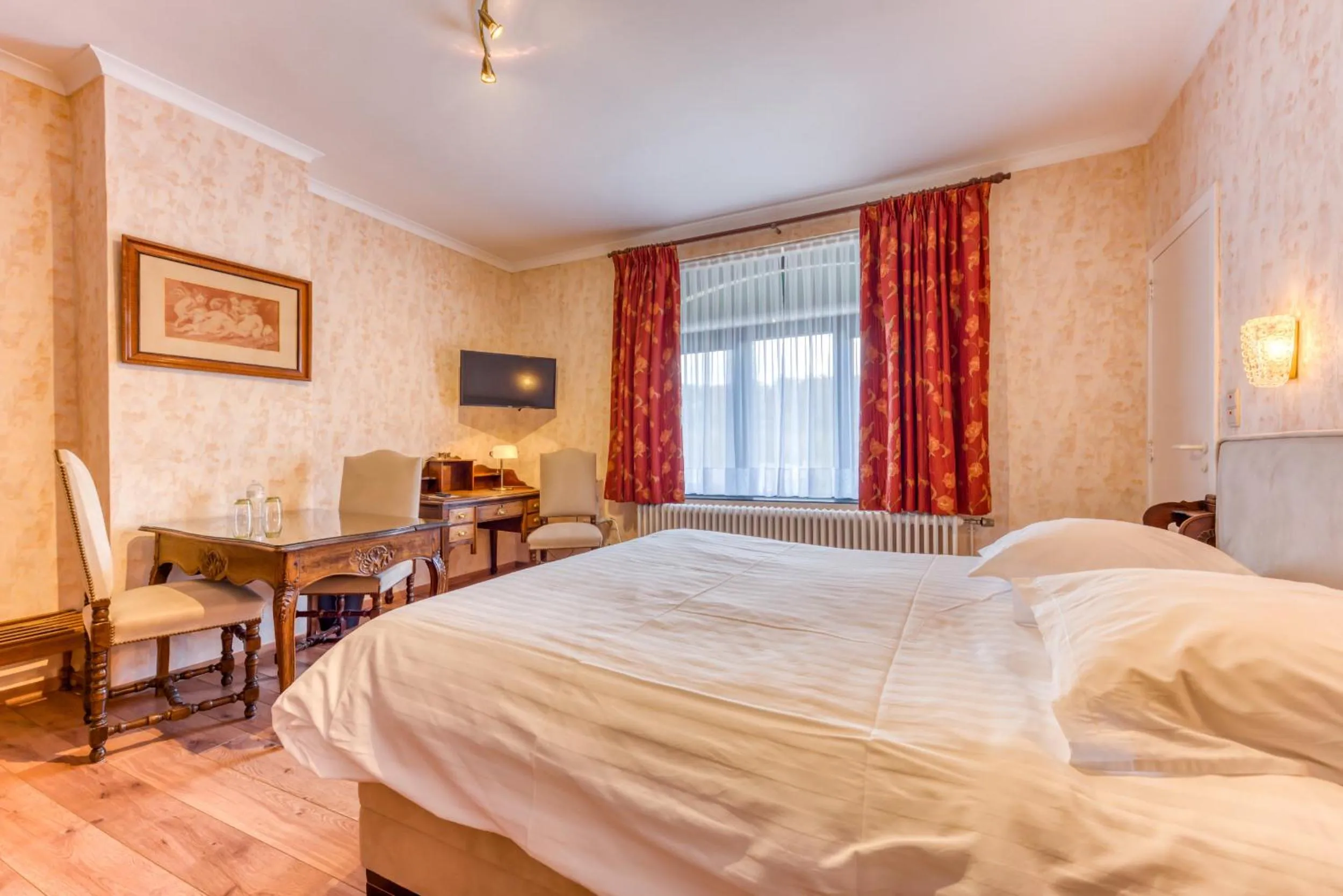 Photo of the whole room, Bed in Hôtel Le Cor de Chasse