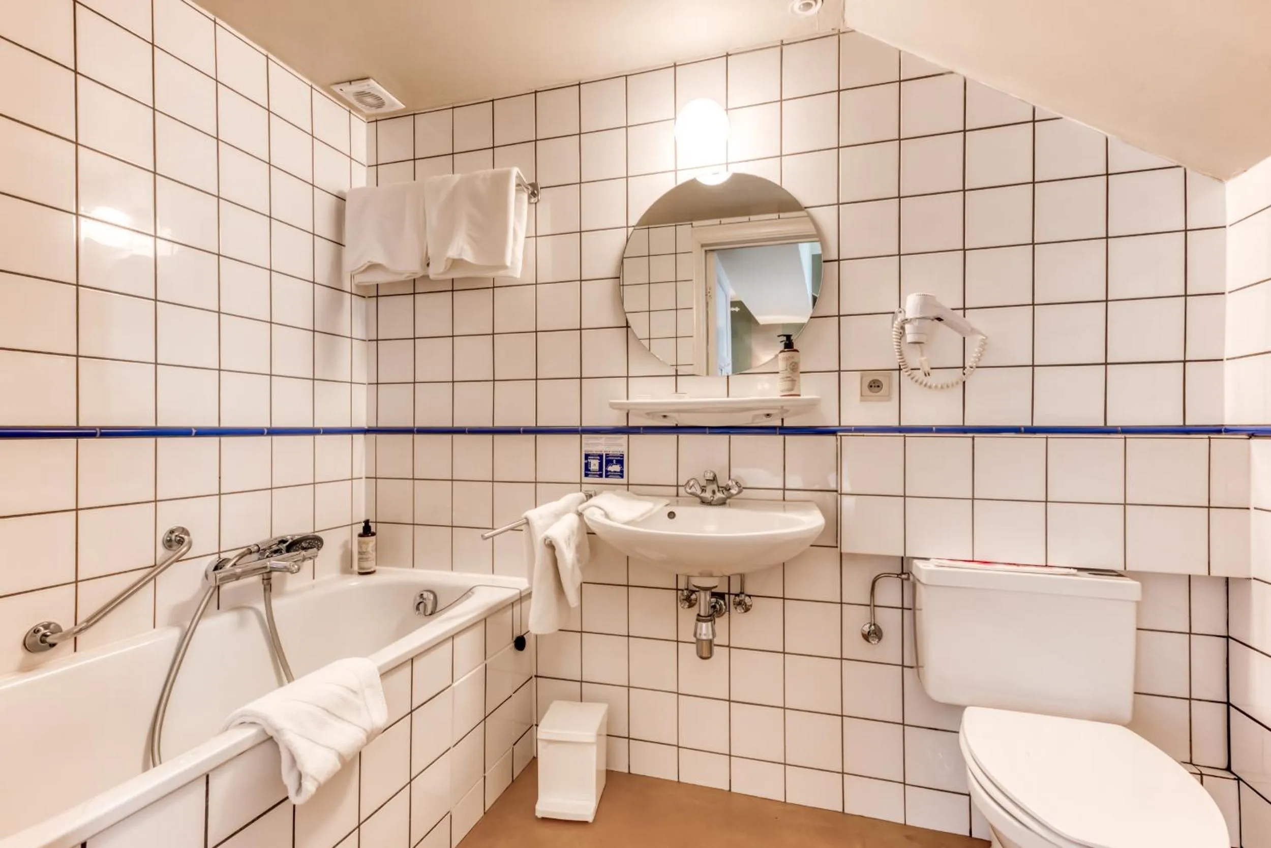 Bathroom in Hôtel Le Cor de Chasse