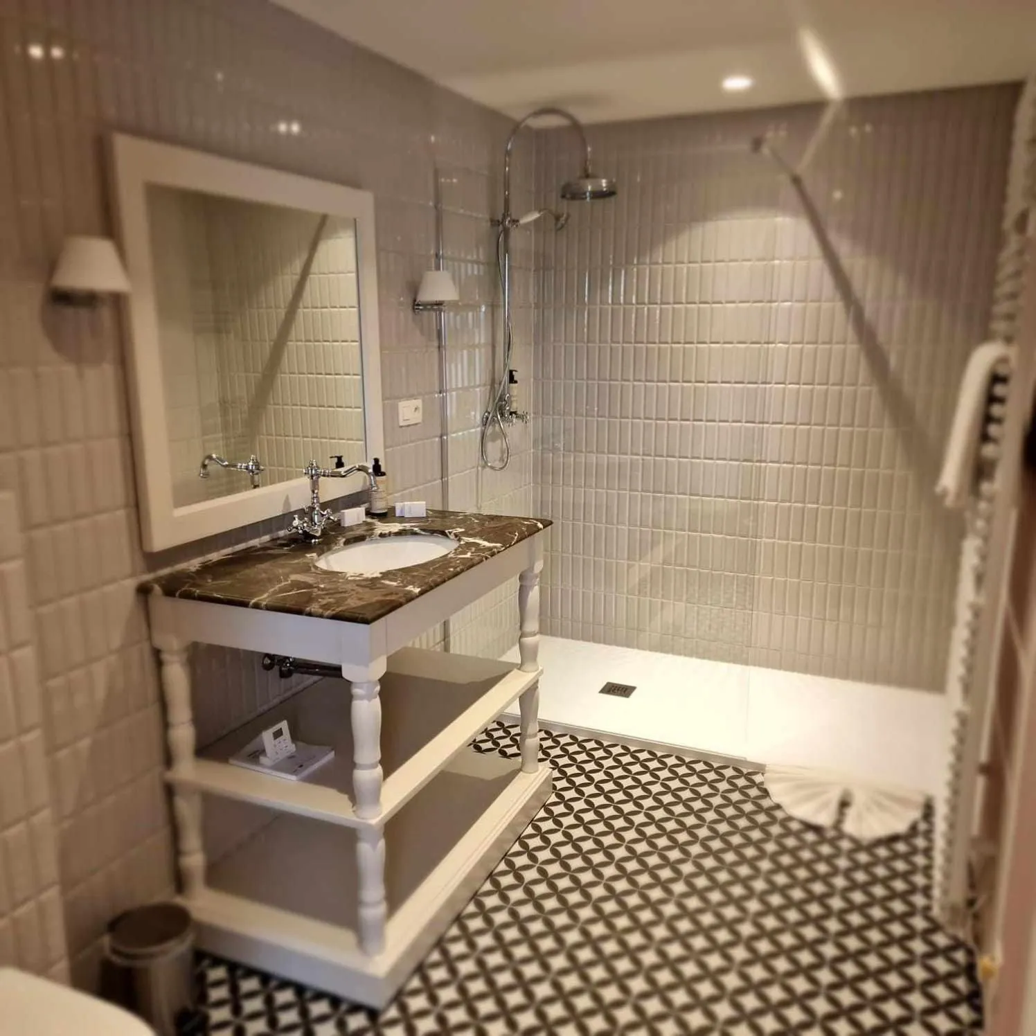 Shower in Hôtel Le Cor de Chasse