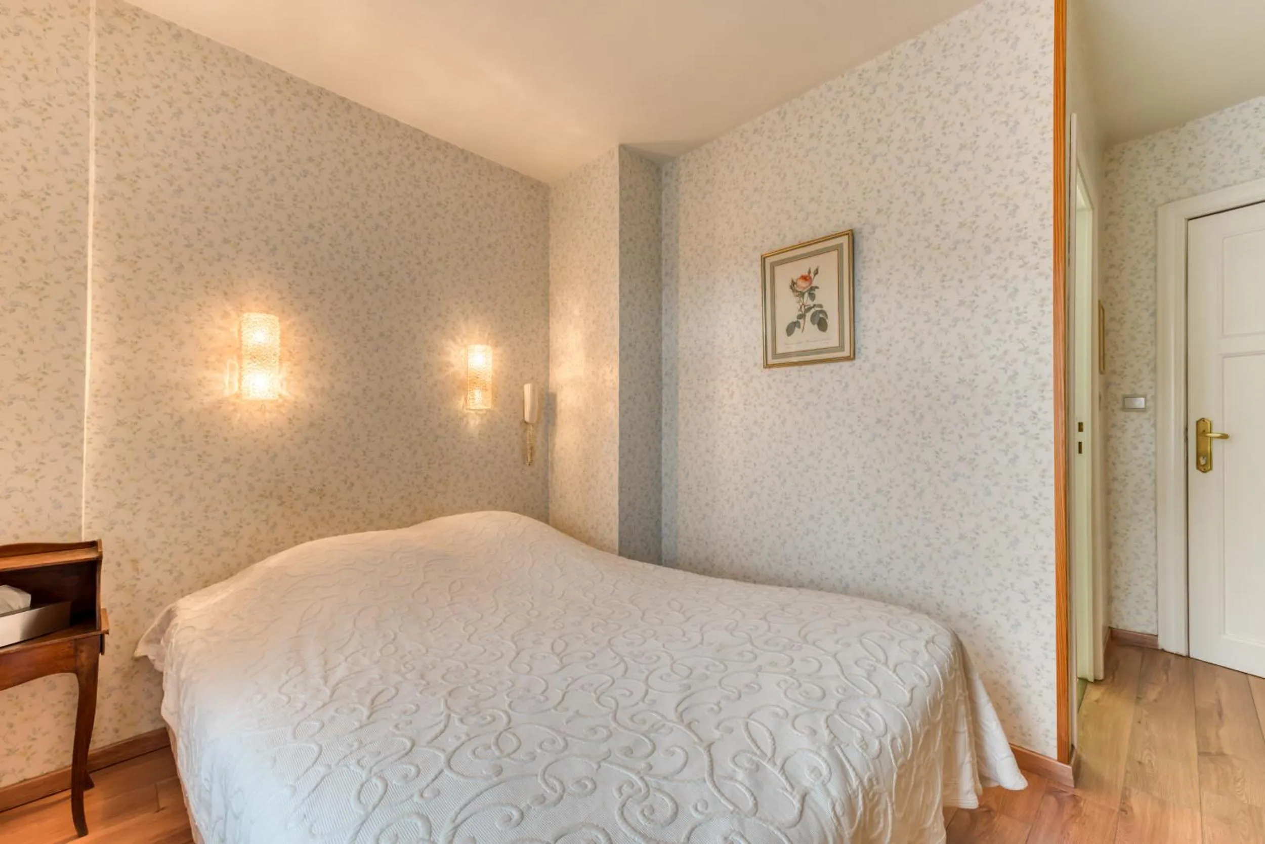 Bedroom, Bed in Hôtel Le Cor de Chasse