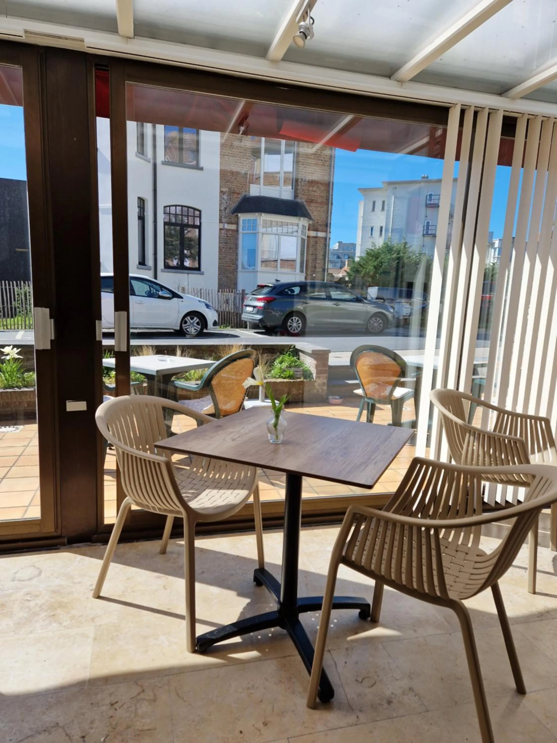 Day in Hotel Montana