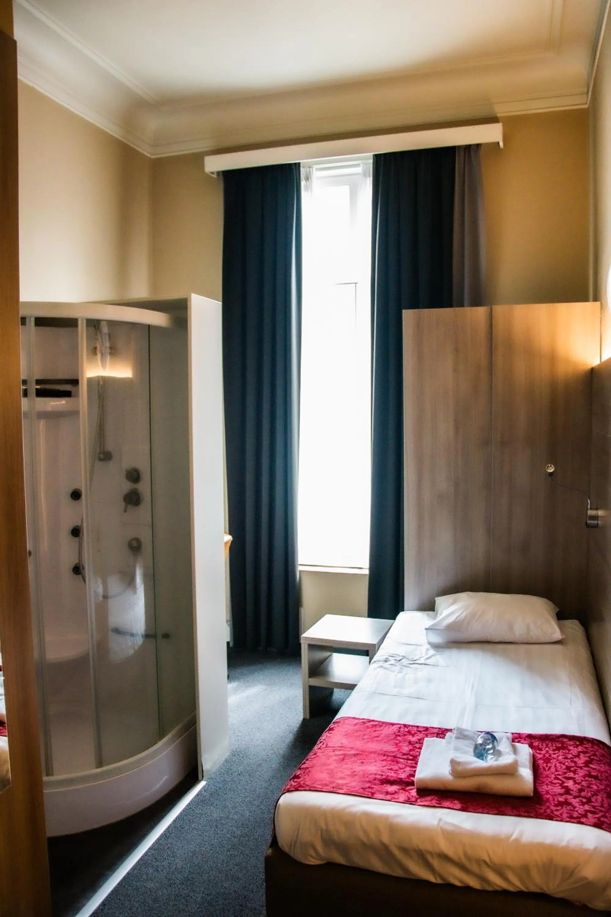 Bed in Hotel Industrie