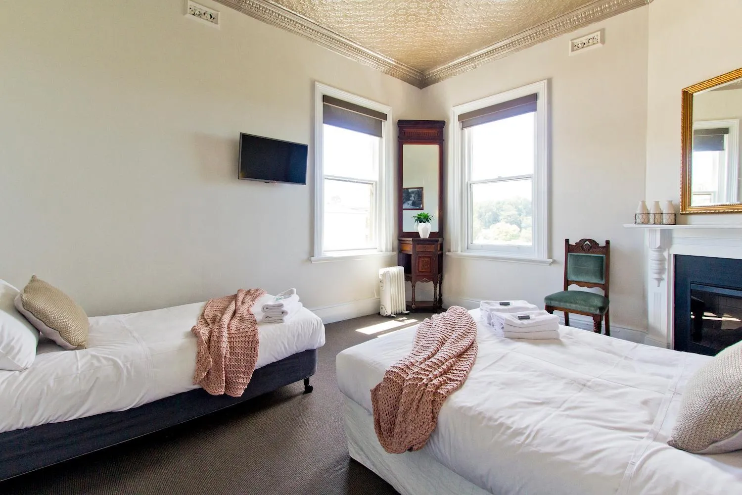 Bedroom, Bed in Deloraine Hotel