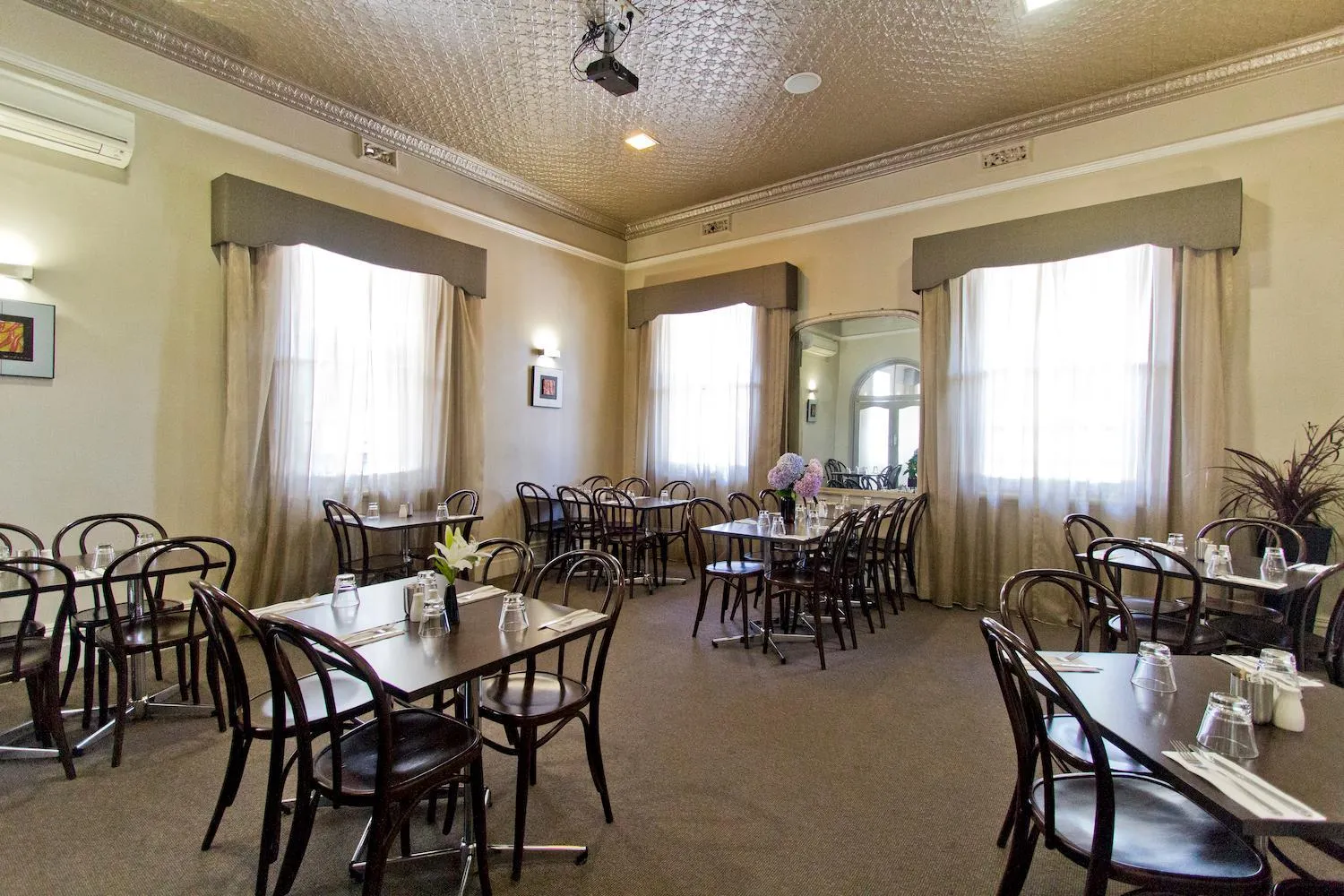 Dining area in Deloraine Hotel