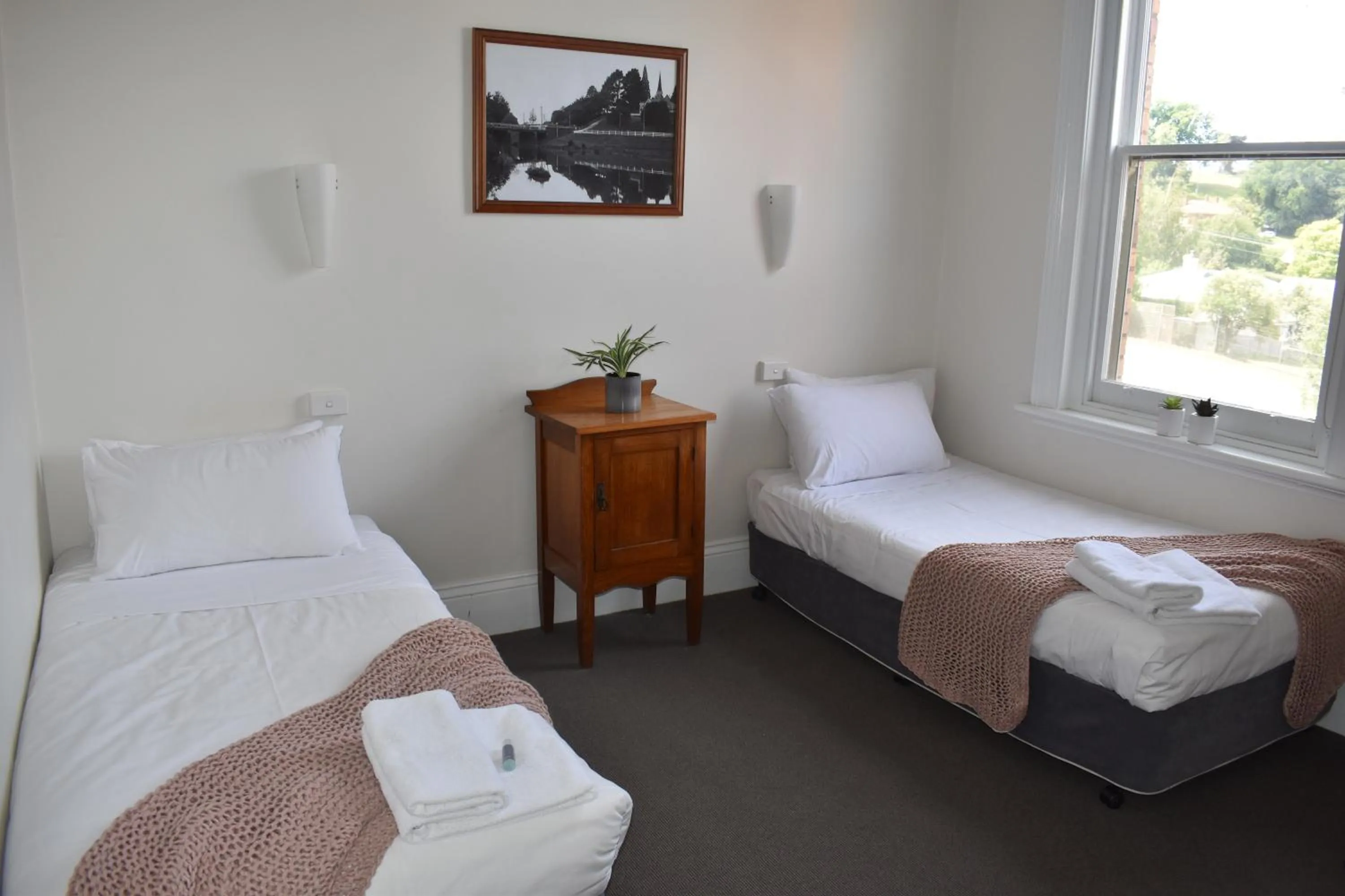 Photo of the whole room, Bed in Deloraine Hotel