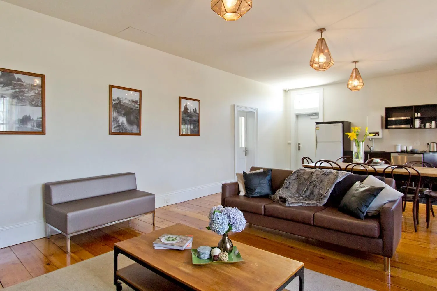 Communal lounge/ TV room in Deloraine Hotel