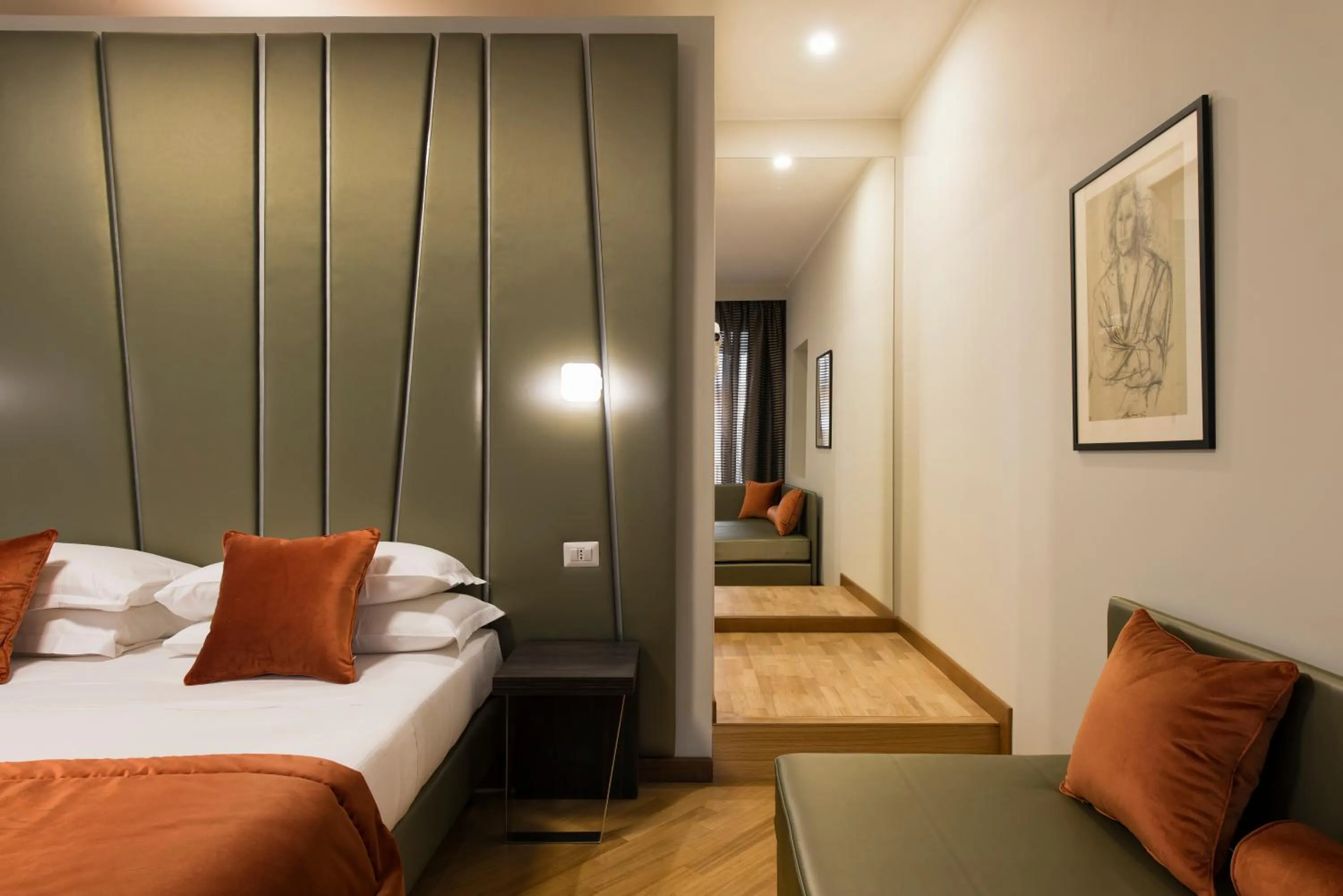 Photo of the whole room, Bed in Vittoriano Suite