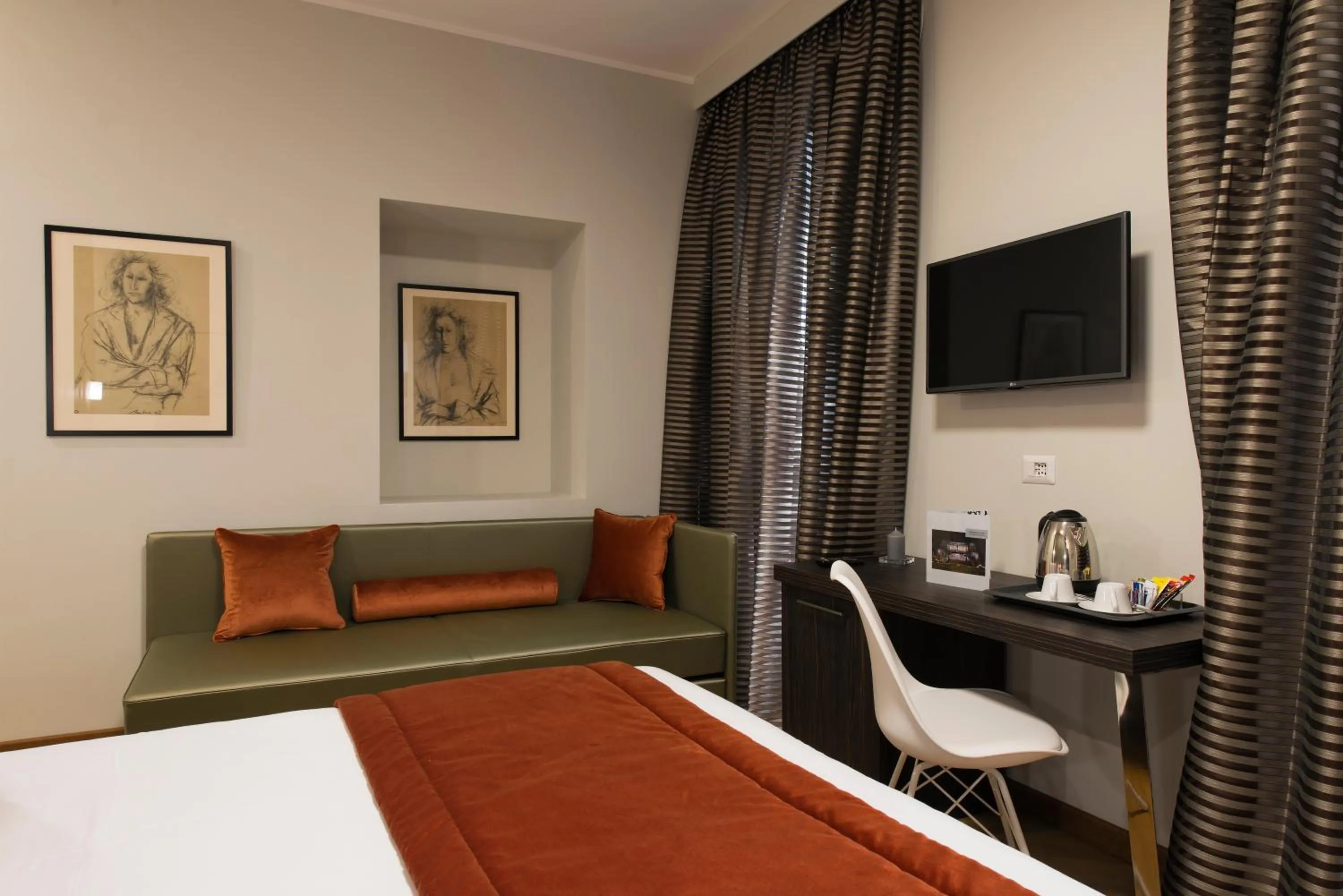 Photo of the whole room, Bed in Vittoriano Suite