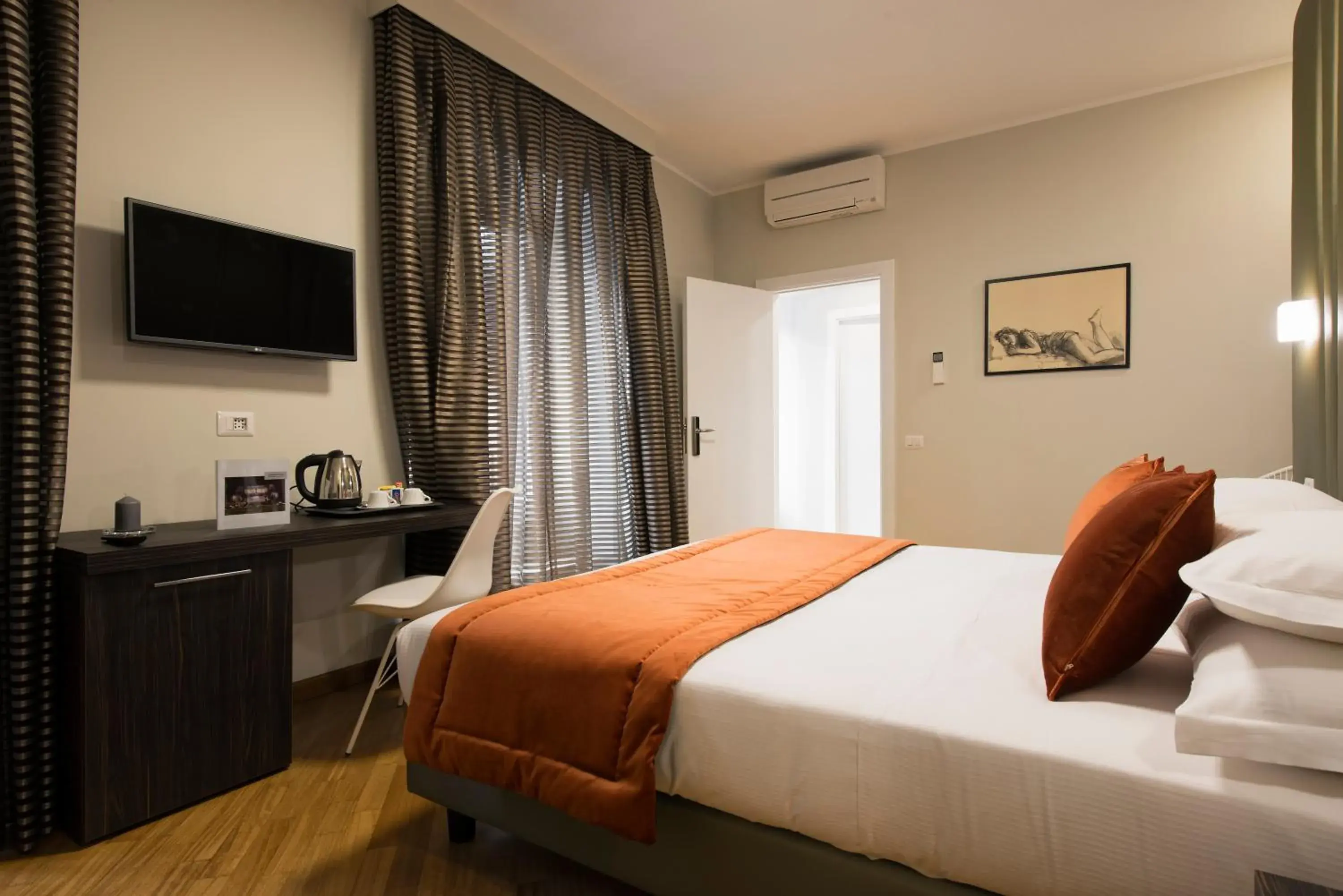 Photo of the whole room, Bed in Vittoriano Suite Photo of the whole room, Bed in Vittoriano Suite