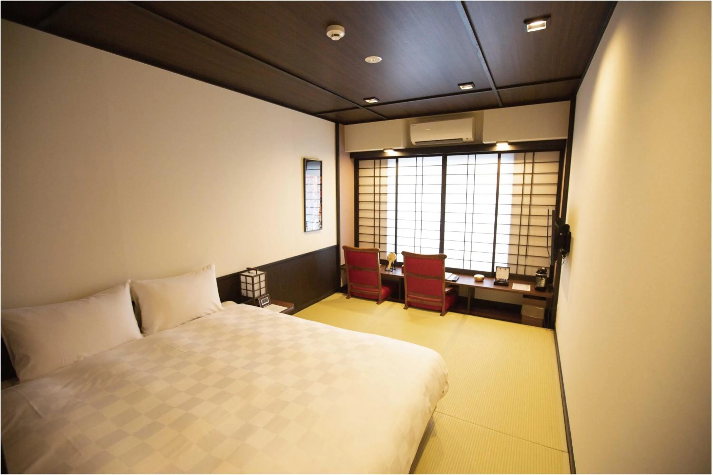 Photo of the whole room, Bed in Kyoto Takasegawa Bettei