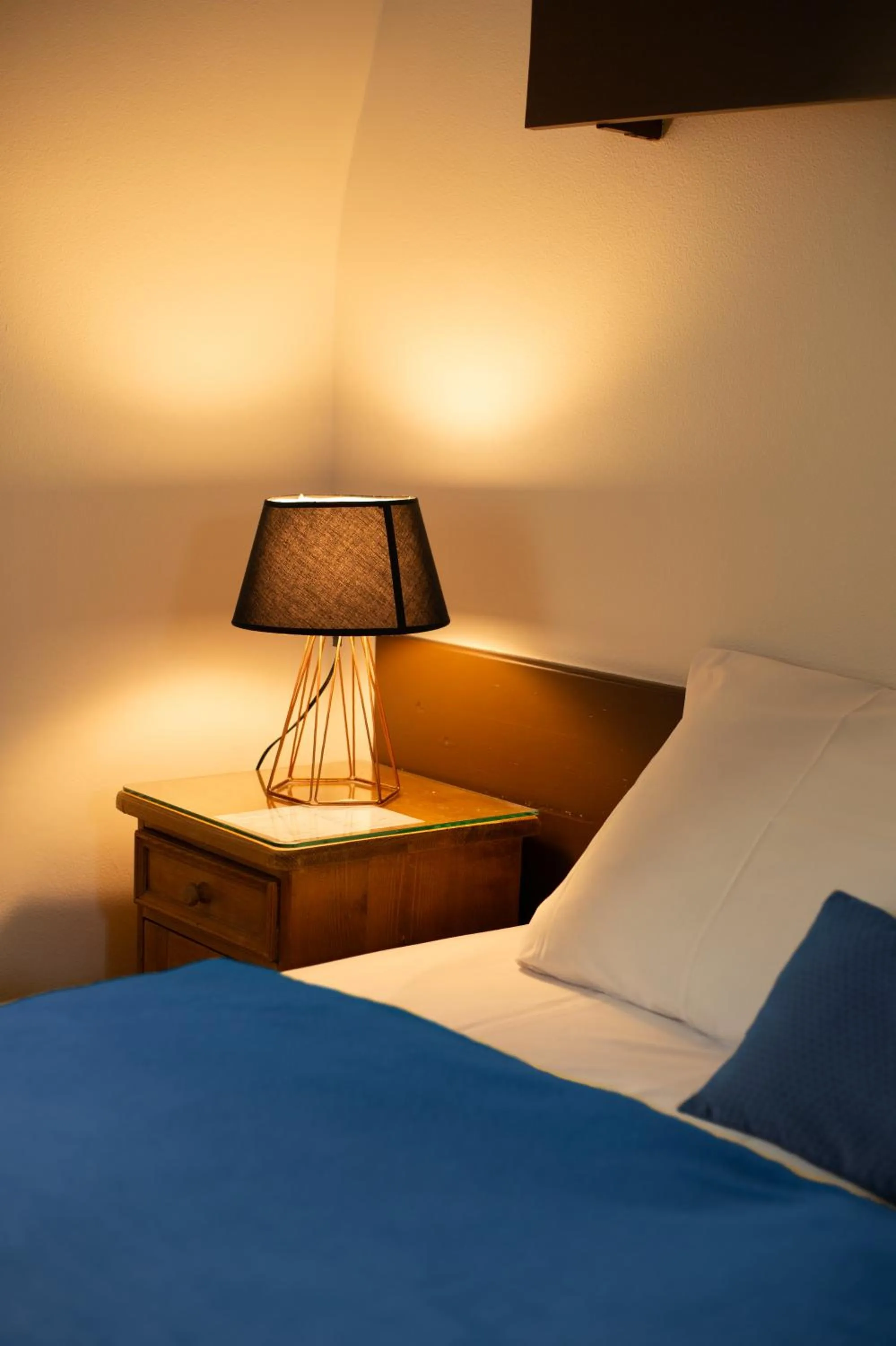 Bed in Hotel La Vieille Lanterne